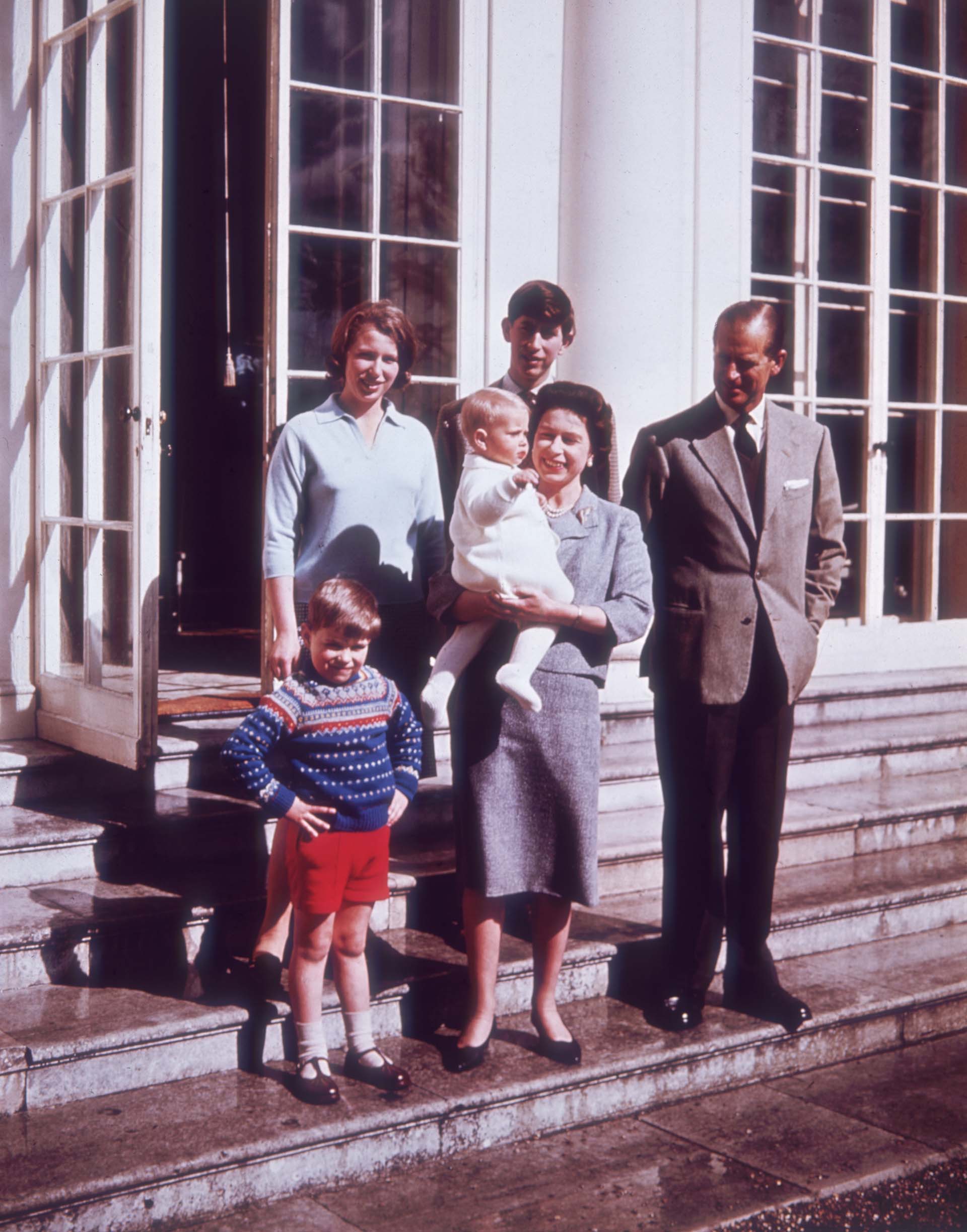 1965: la reina Isabel, el príncipe Felipe de Edimburgo con sus hijos Carlos, Ana, Andrés y Eduardo en el castillo de Windsor (Keystone/Getty Images)