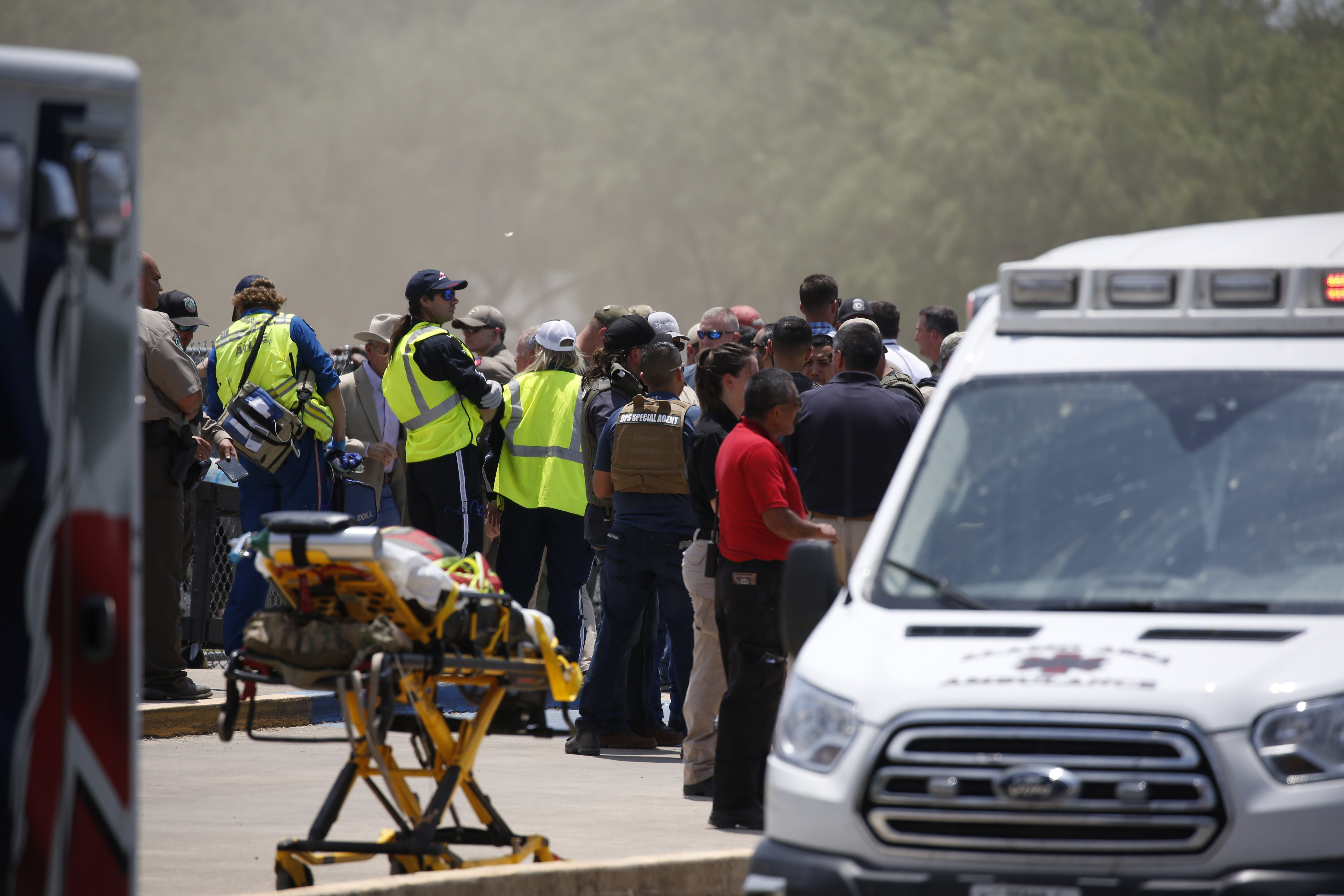 El personal de emergencia se reúne cerca de la Escuela Primaria Robb luego de un tiroteo, el martes 24 de mayo de 2022, en Uvalde, Texas (AP Photo/Dario Lopez-Mills)