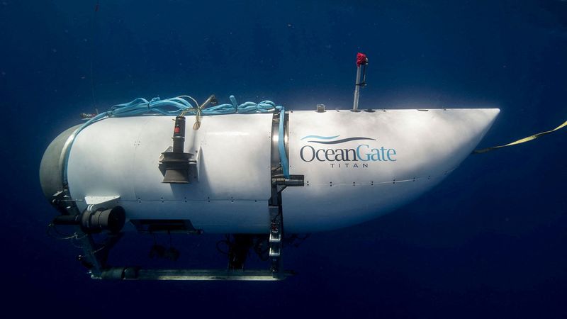 El sumergible Titan, operado por OceanGate Expeditions para explorar los restos del hundido SS Titanic frente a la costa de Terranova, se sumerge en una fotografía sin fecha. OceanGate Expeditions/Handout vía REUTERS
