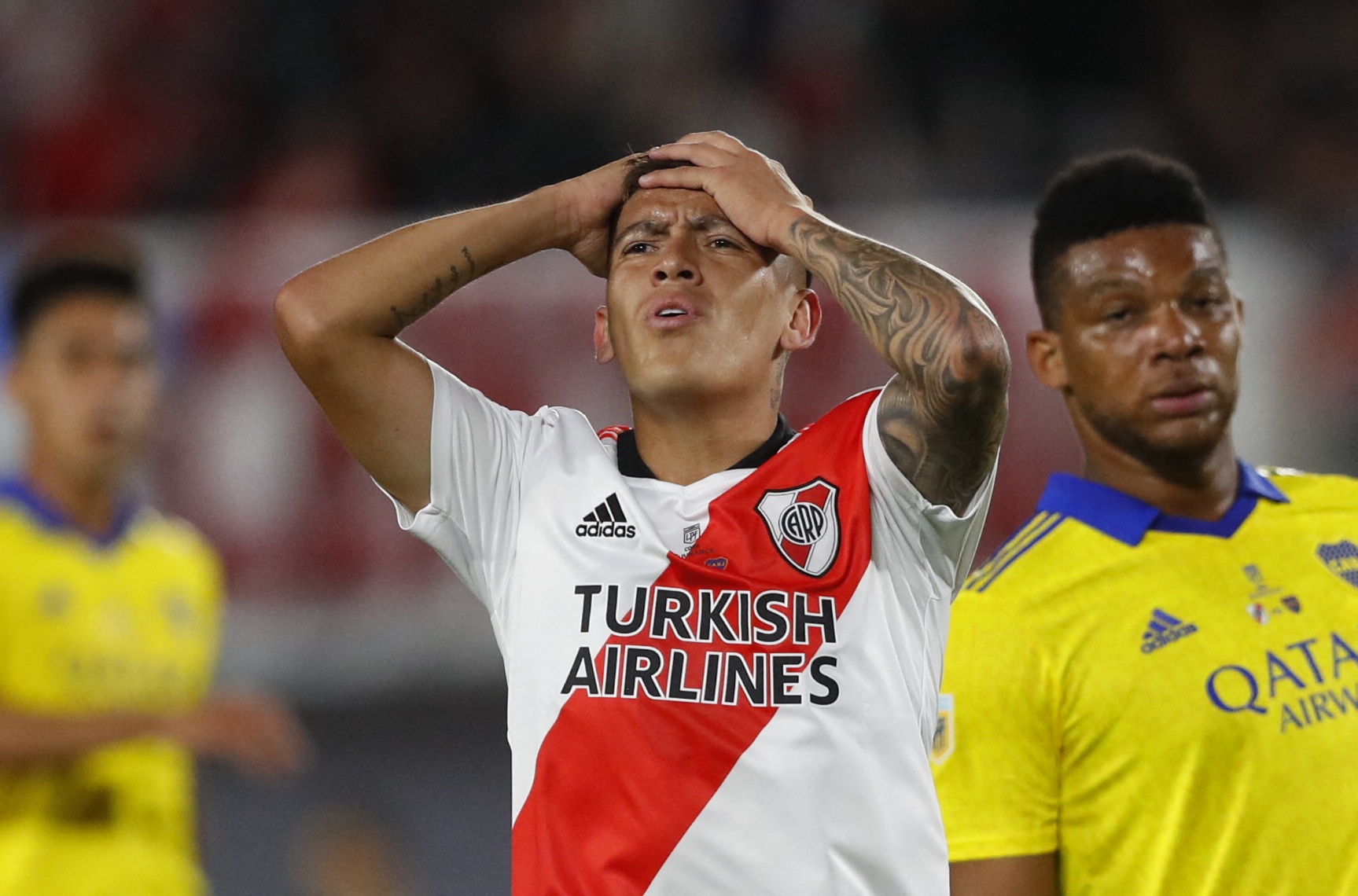 Barco se lamenta por un gol perdido por Julián Álvarez, tras un buscapié suyo, en el inicio del cotejo (REUTERS/Agustin Marcarian)
