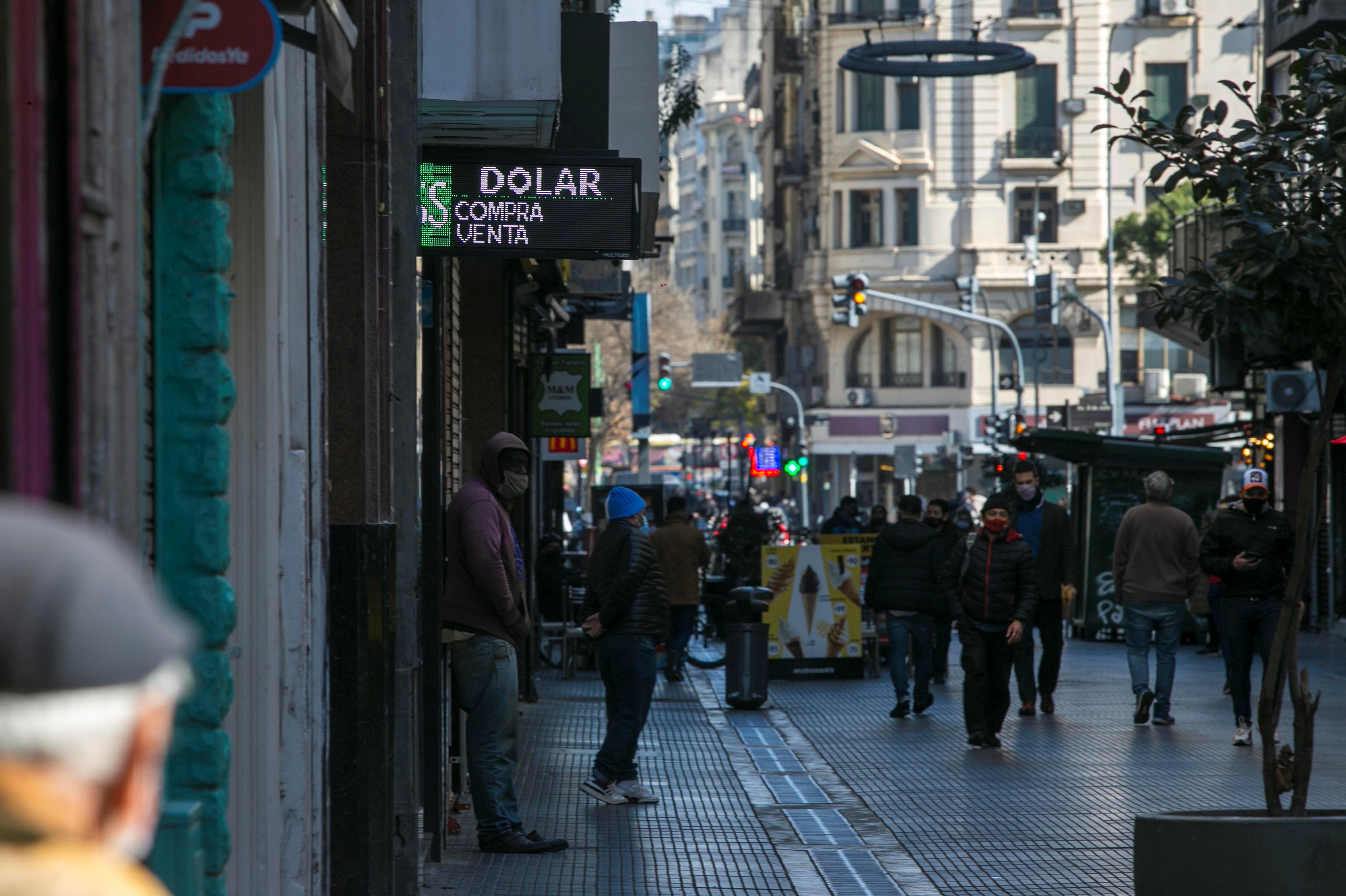 La brecha cambiaria vuelve a superar el 100 por ciento (Reuters)
