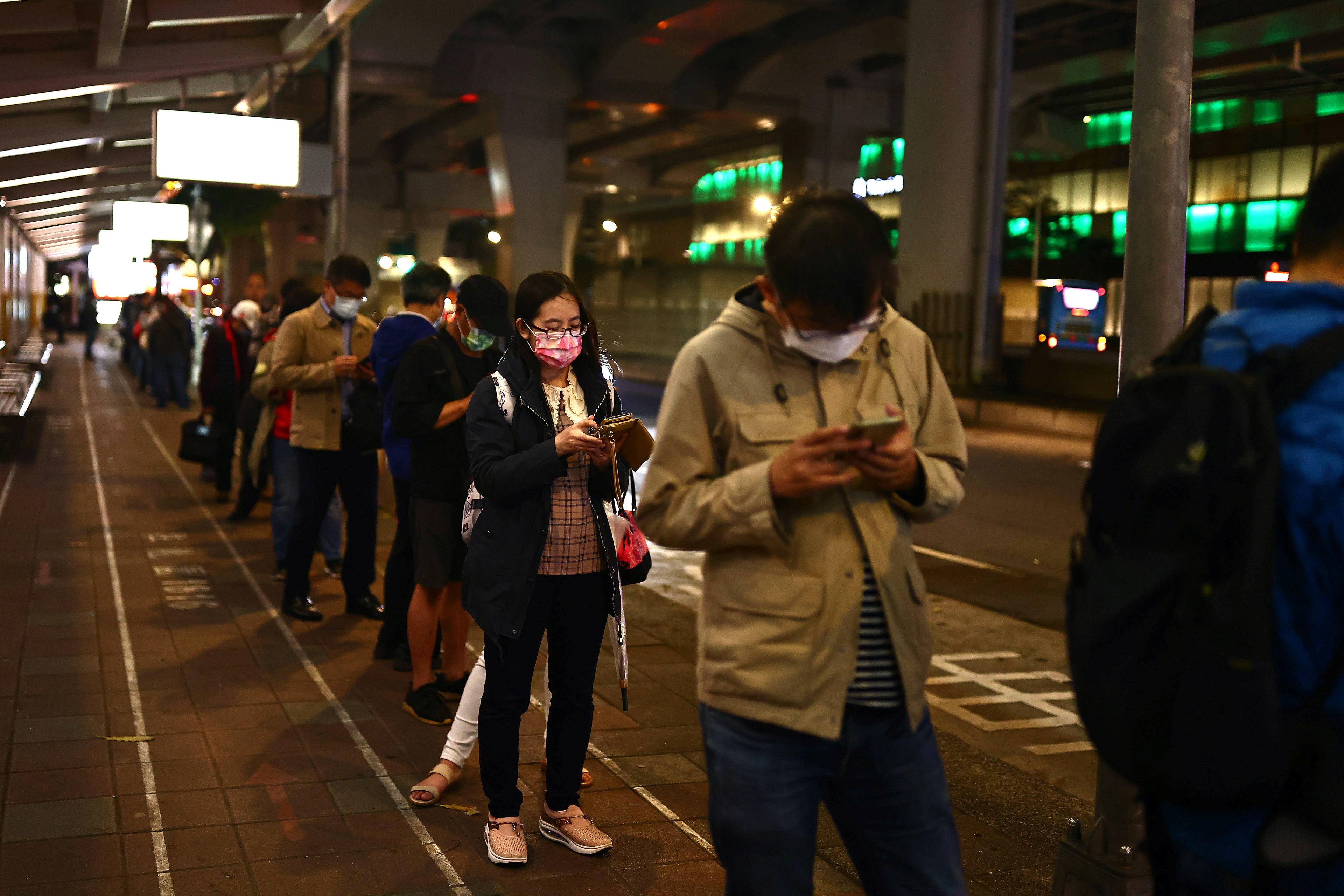 Personas con mascarillas hacen una fila en Taiwán. Foto: REUTERS/Ann Wang
