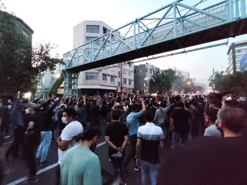 FOTO FILE.  Orang-orang menghadiri protes atas kematian Mahsa Amini (Kantor Berita Asia Barat via REUTERS)
