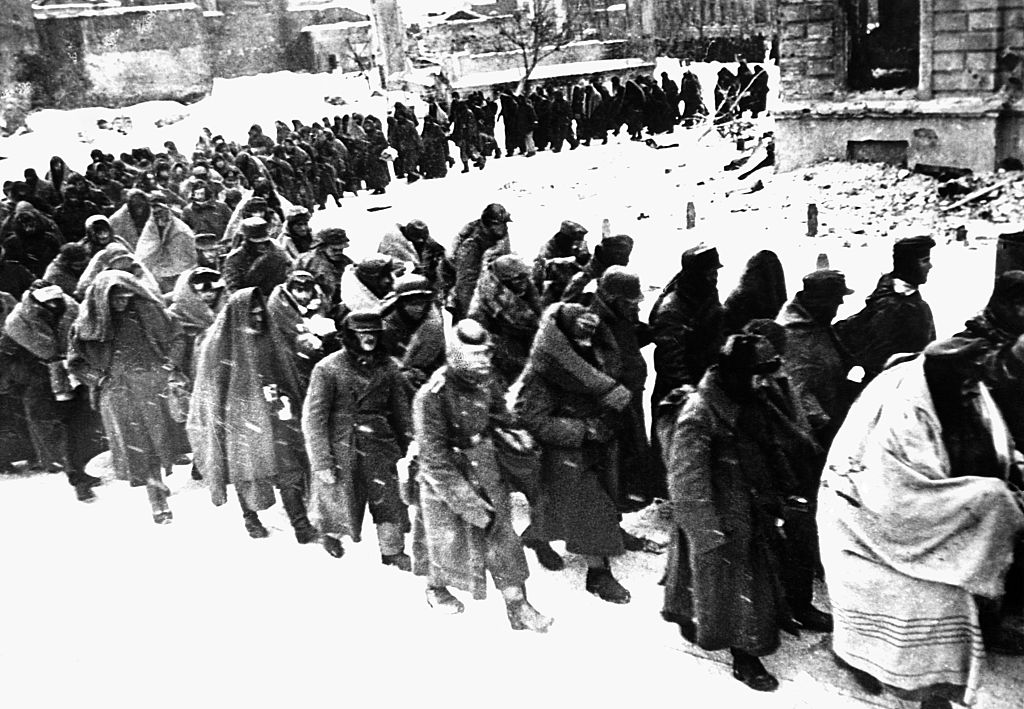 Los prisioneros alemanes envueltos en abrigos, mantas o cualquier cosa que pudieran encontrar para protegerse del crudo clima, marchan por las calles nevadas de Stalingrado después de su derrota por las fuerzas soviéticas en febrero de 1943 (Corbis vía Getty Images)
