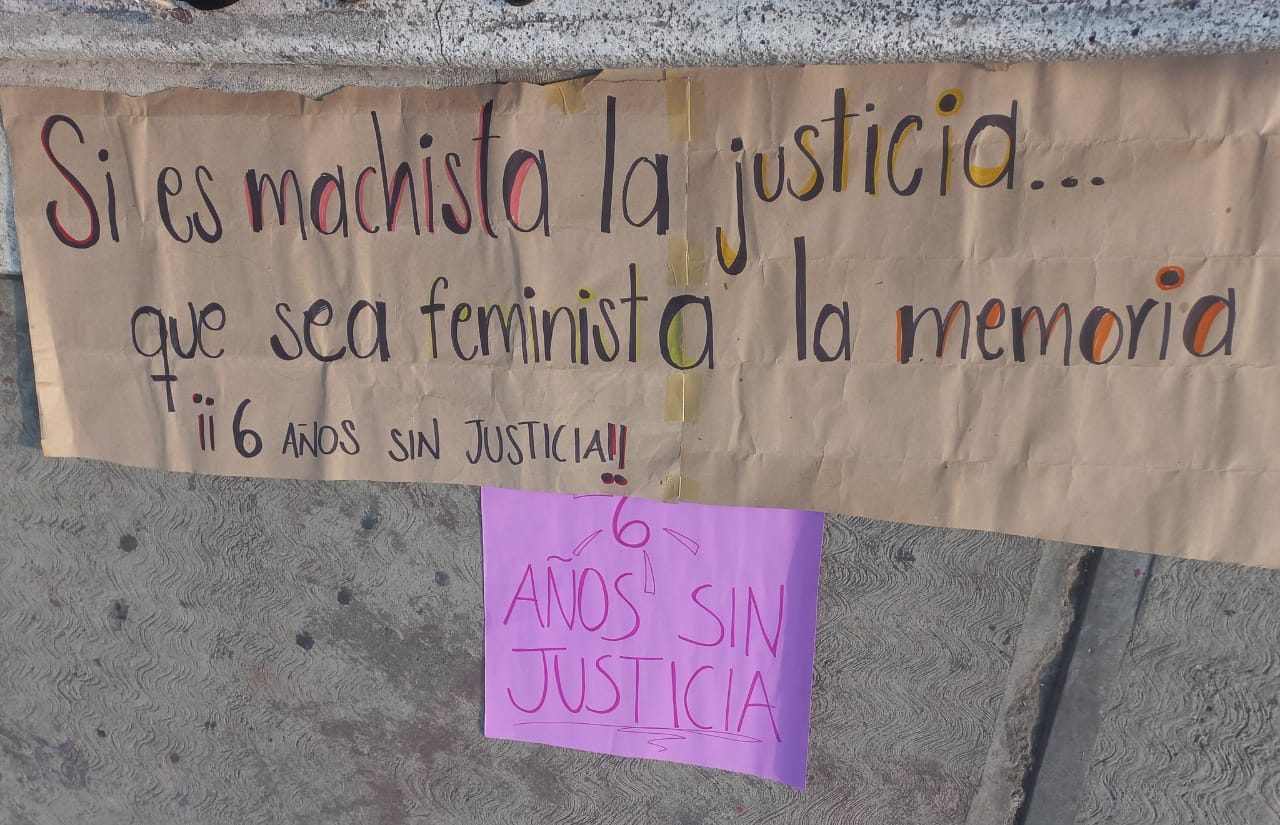 En la Fiscalía de Puebla fueron colocadas pancartas para pedir justicia por Yanelli (Foto: Twitter @natalie_ha)