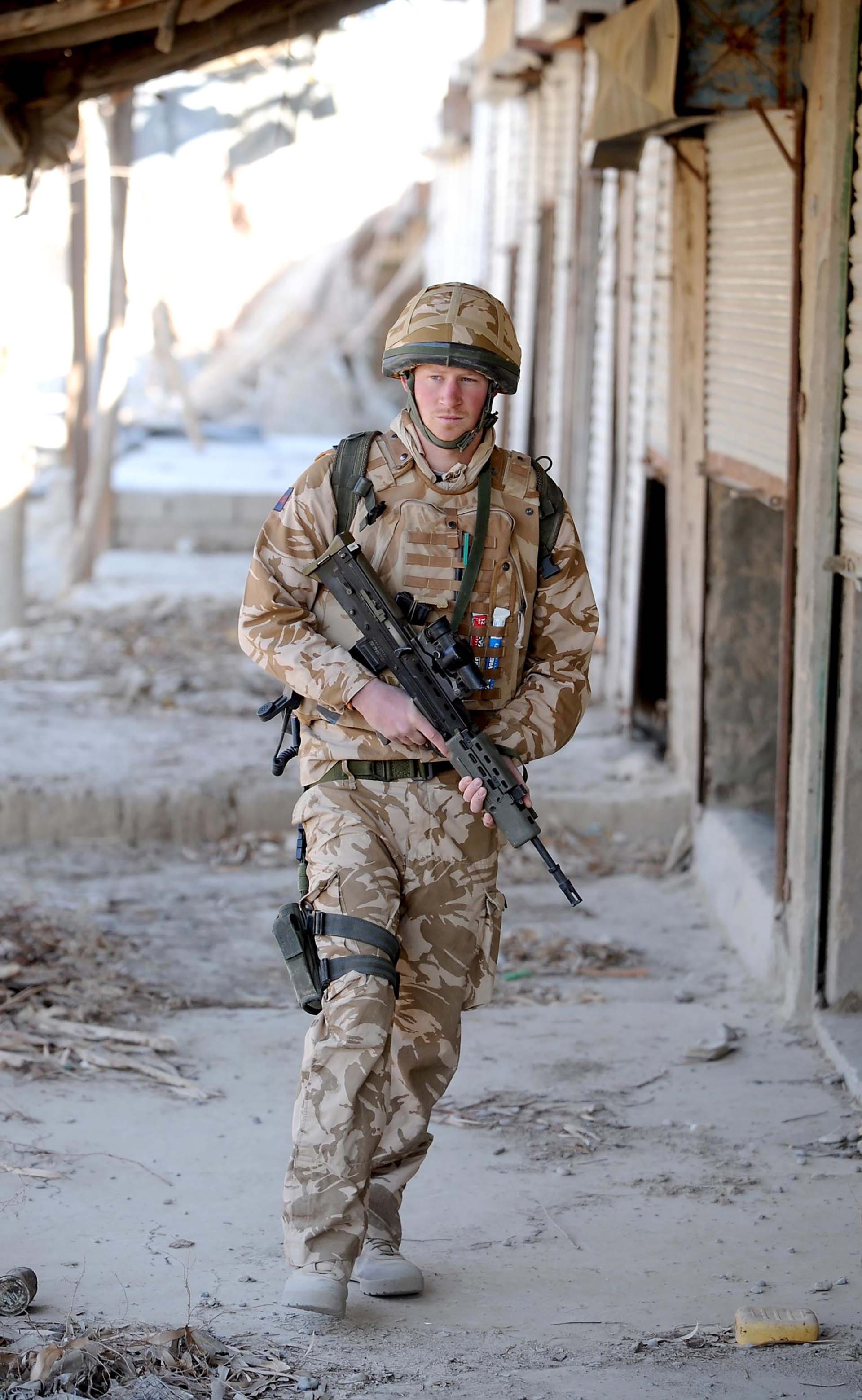 El príncipe Harry de patrulla por la ciudad desierta de Garmisir, en la provincia de Helmand, Afganistán, cerca de FOB Delhi (base de operaciones avanzada), donde estaba destinado en 2007 (Shutterstock)