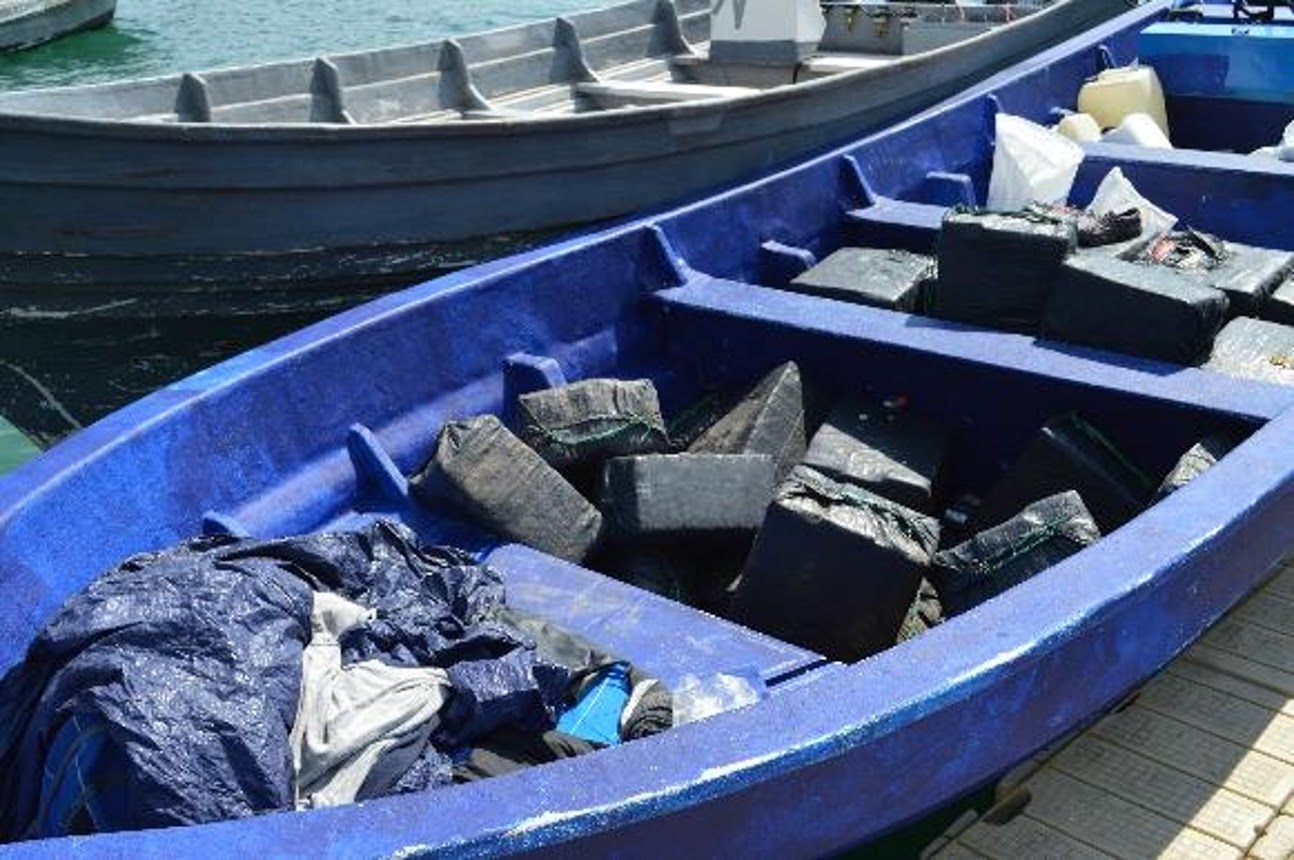 Los bultos con paquetes de presunta cocaína fueron localizados en pequeñas embarcaciones (Semar)