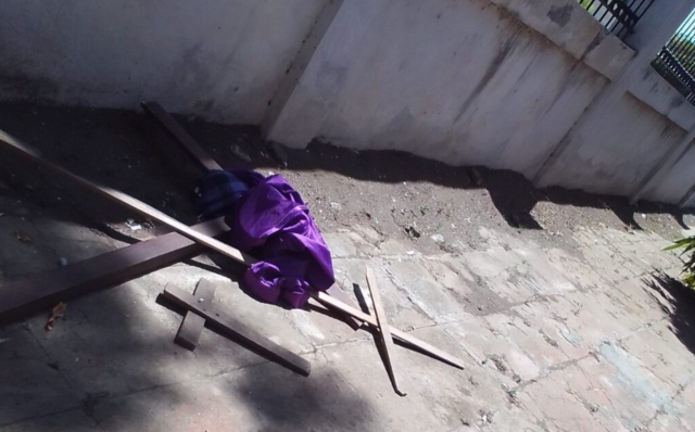 Algunos jóvenes perseguidos abandonaron la ropa y las cruces que cargaban para la procesión de Los Cirineos, en Nindirí, Masaya. (Foto redes sociales)