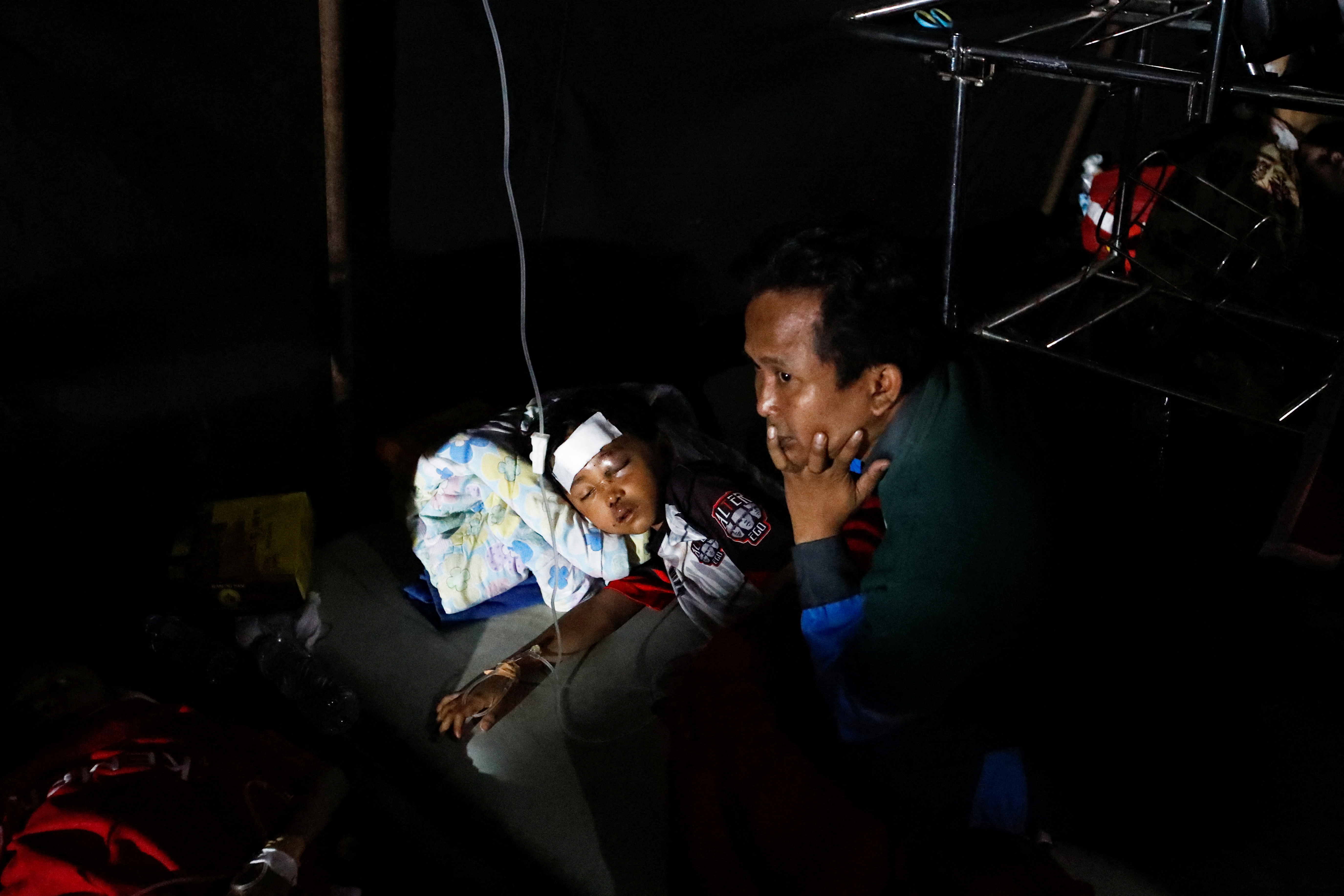 Un niño herido en un terremoto recibe tratamiento en el Hospital Regional de Cianjur, en Cianjur, provincia de Java Occidental (REUTERS/Ajeng Dinar Ulfiana)