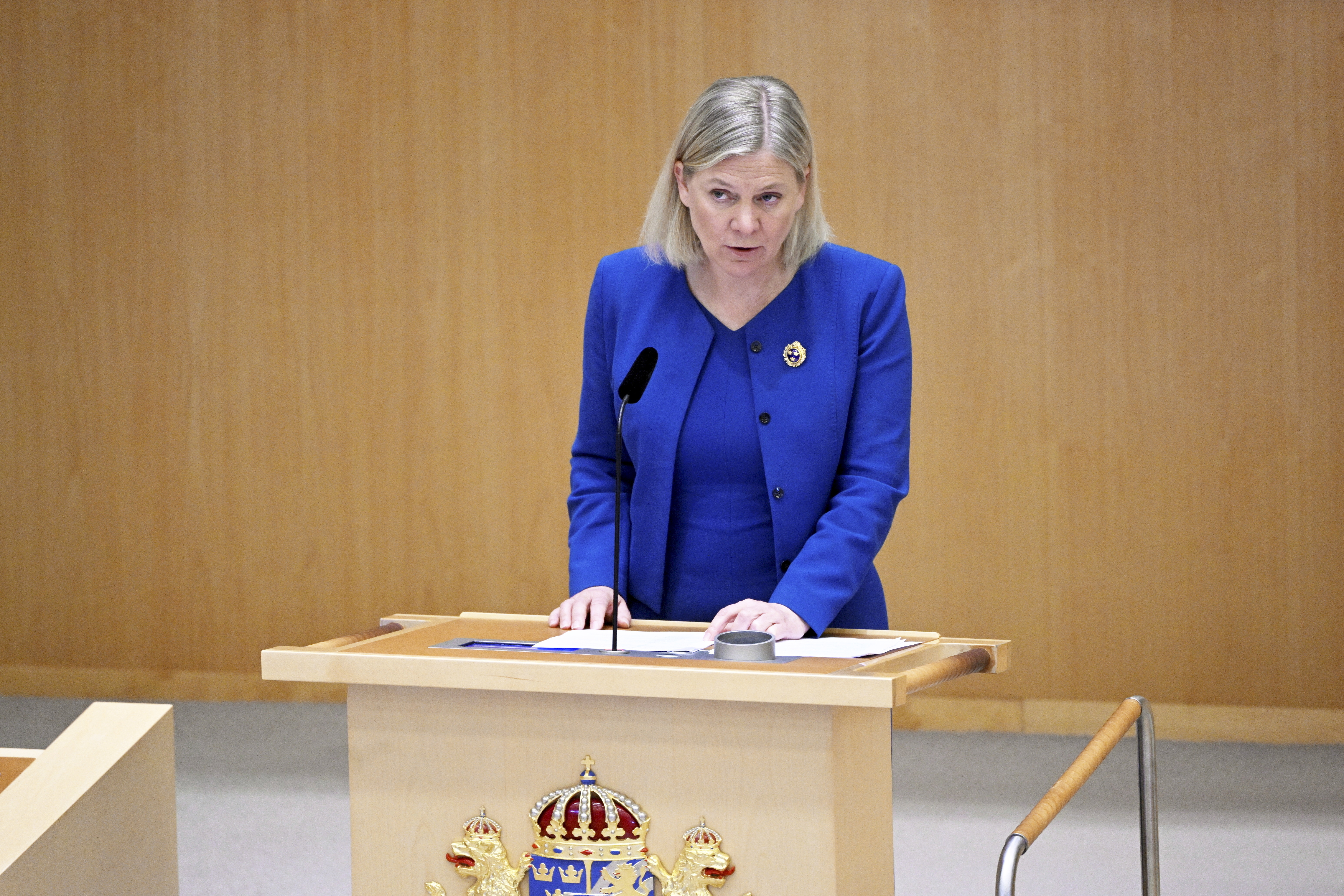 La primera ministra Magdalena Andersson habla durante el debate parlamentario sobre la solicitud sueca de ingreso en la OTAN, en Estocolmo, el lunes 16 de mayo de 2022. (Henrik Montgomery/TT News Agency vía AP)