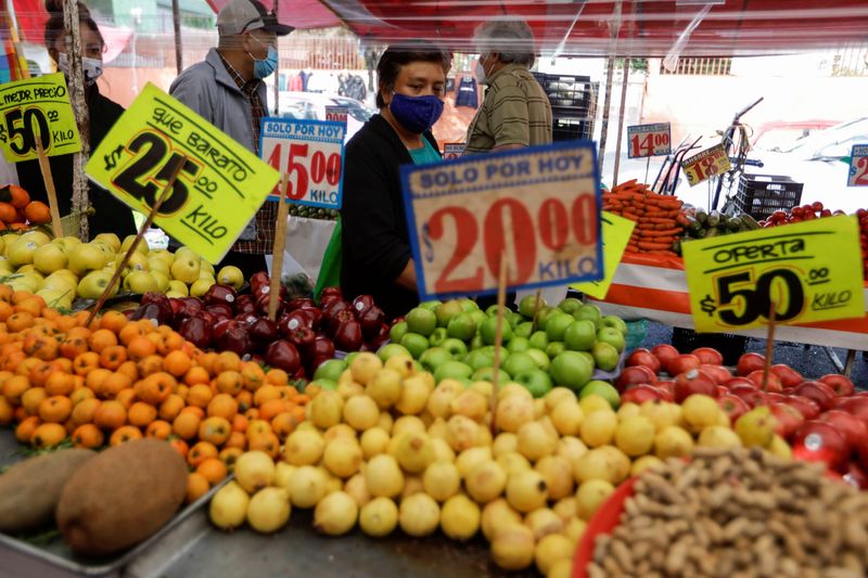 En el Paquete Contra la Inflación y la Carestía, tanto empresarios como productores, trabajarán en conjunto con el gobierno de México para evitar el alza en los precios de productos básicos (Foto: REUTERS / Luis Cortes)