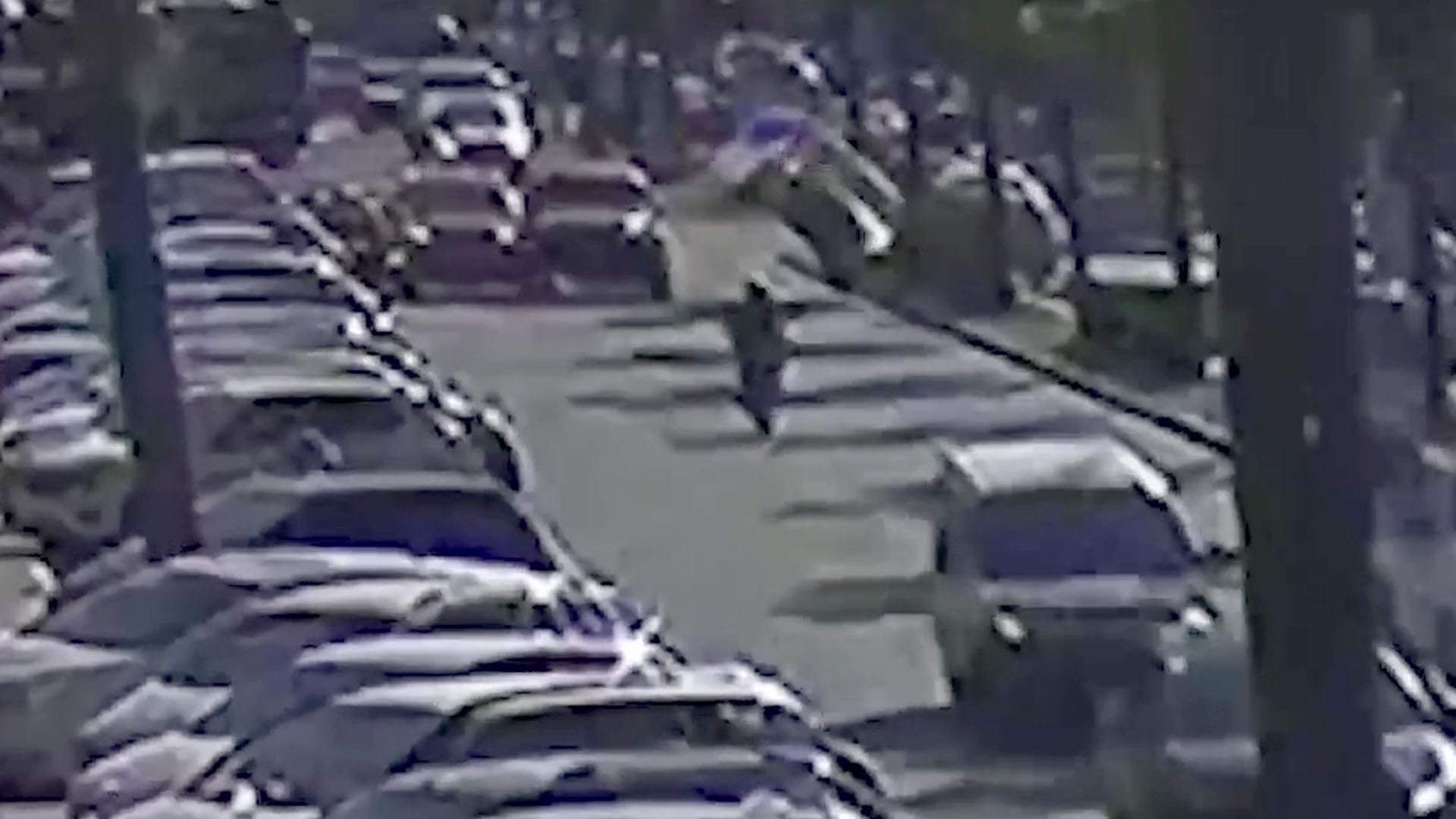 Mañana complicada en Buenos Aires: perdió el control, chocó contra un auto estacionado y terminó volcado en plena avenida