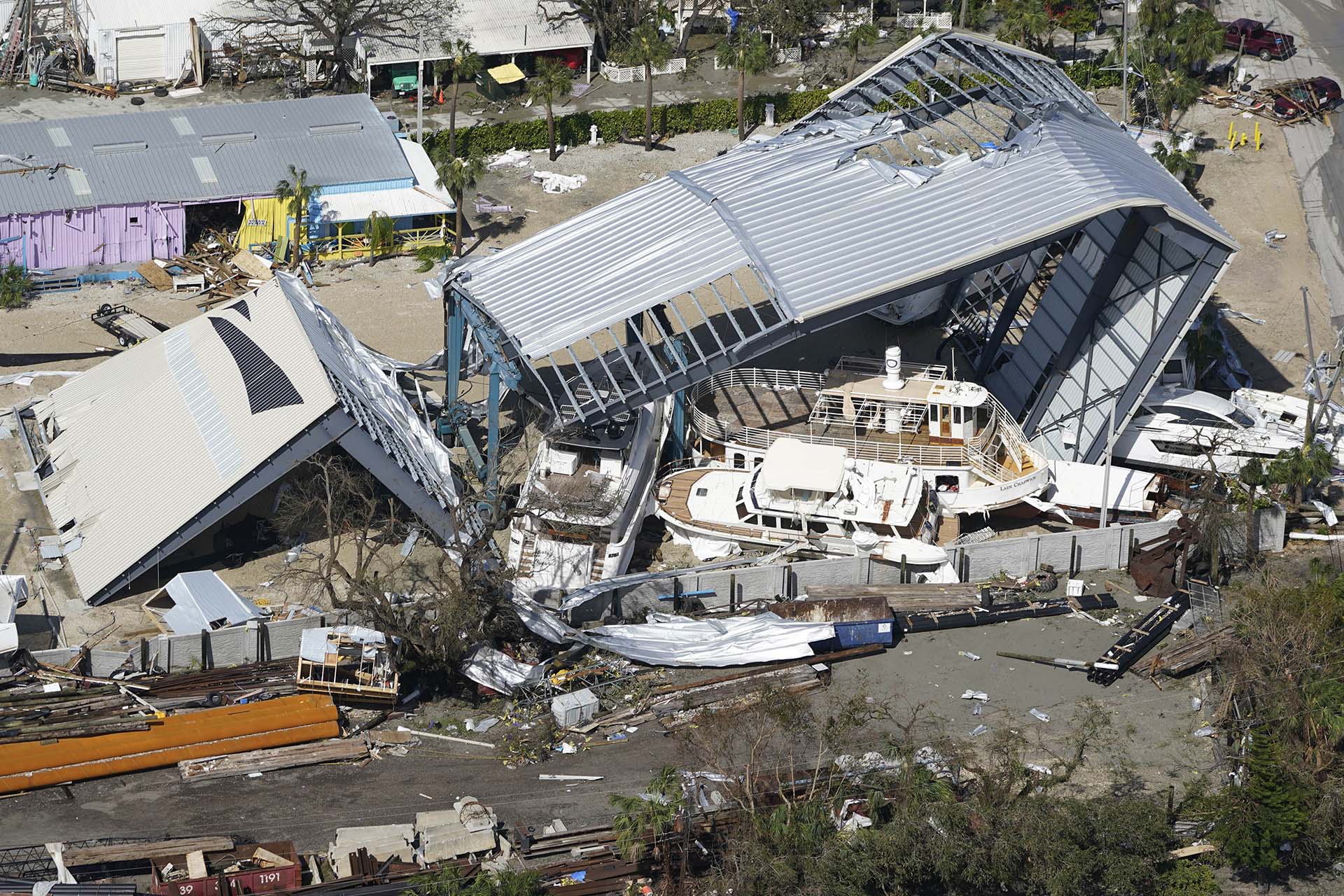Se ven embarcaciones y estructuras dañadas después del huracán Ian, el jueves 29 de septiembre de 2022, en Fort Myers Beach, Florida. (AP Photo/Wilfredo Lee)
