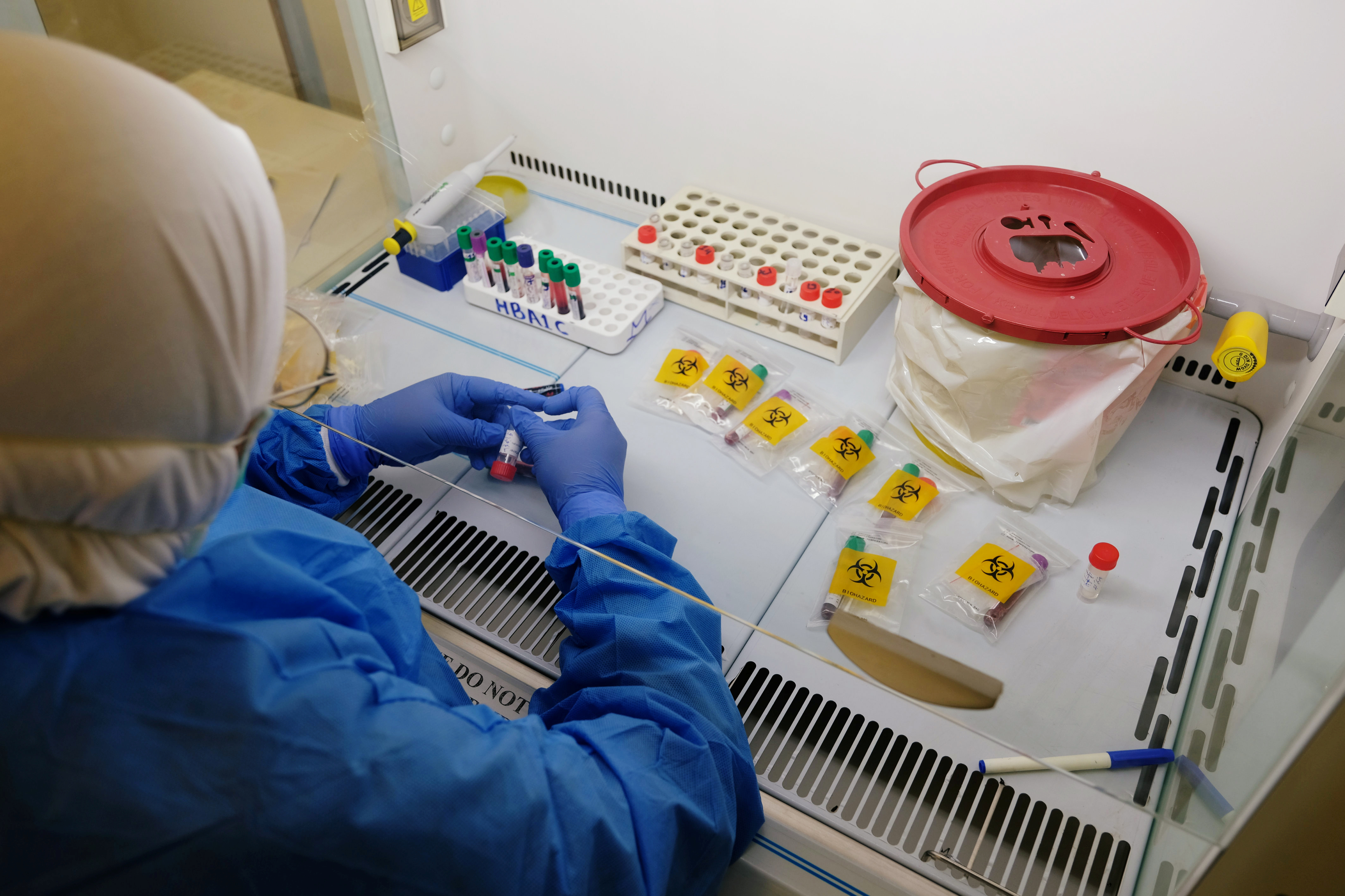 Un científico en Libia separa muestras del nuevo coronavirus para analizar en el laboratorio - REUTERS/Esam Omran Al-Fetori