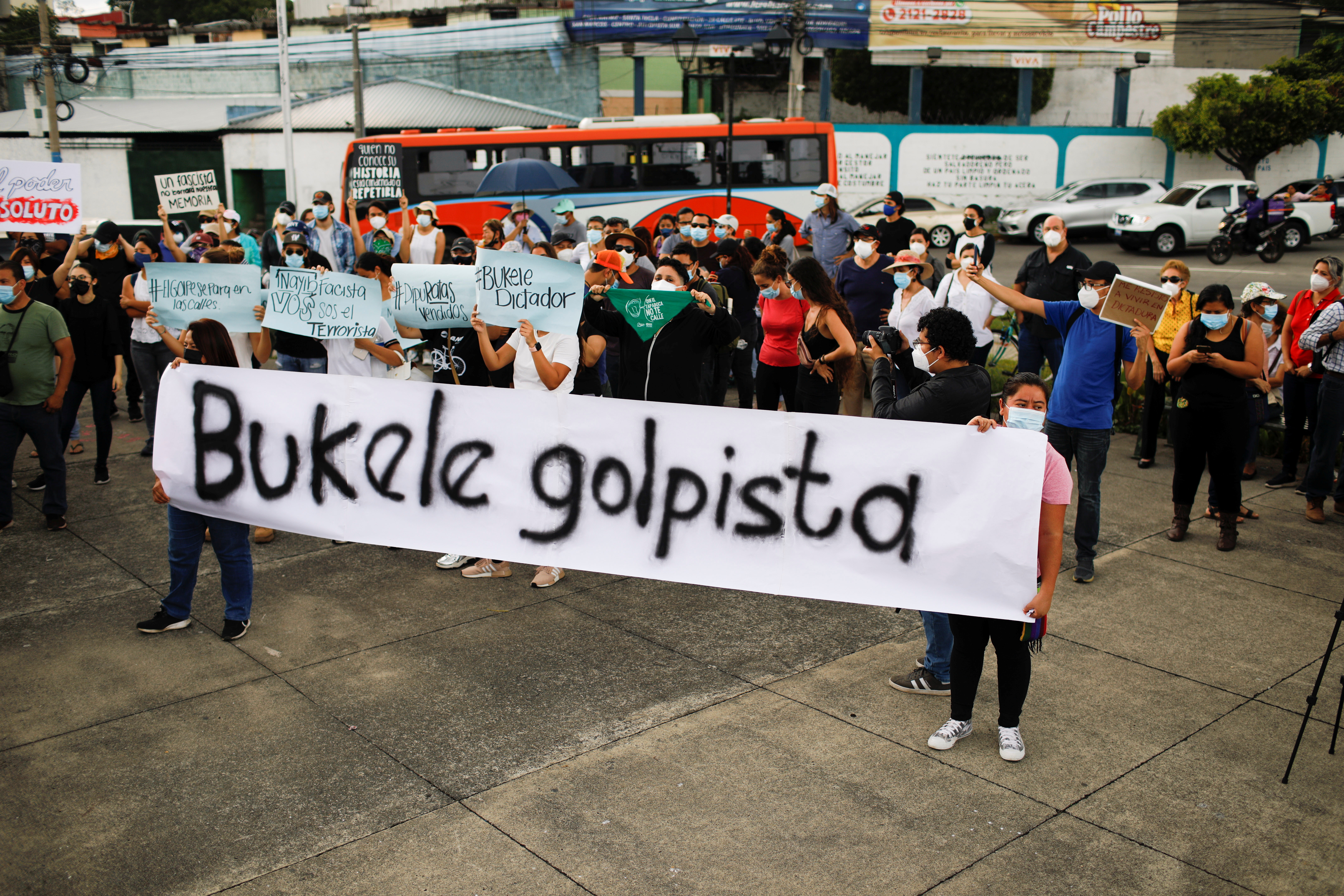 Protesta contra la remoción de los jueces de la Corte Suprema y el Fiscal General por parte de la asamblea legislativa salvadoreña. REUTERS/ Jose Cabezas.