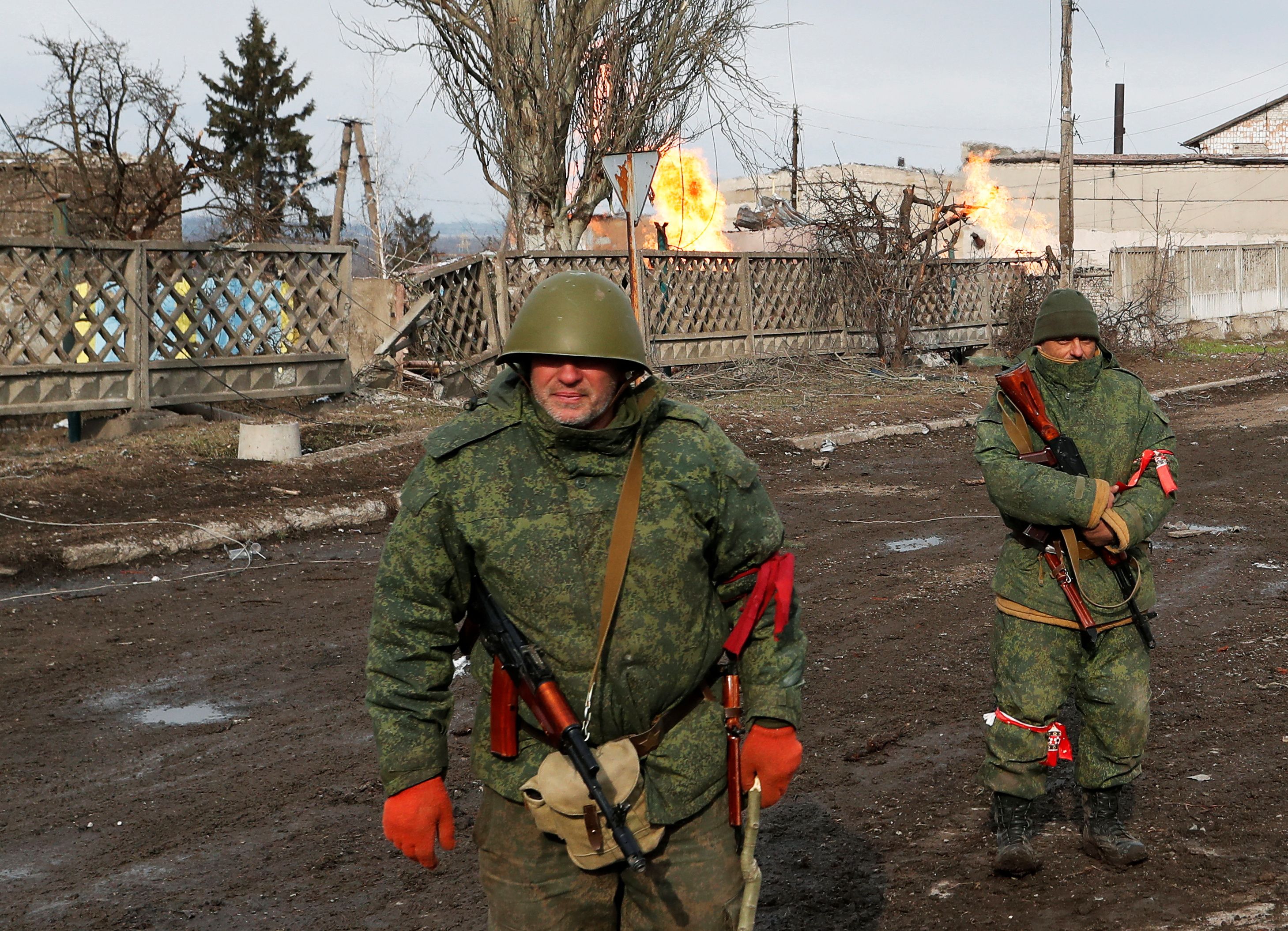 Agentes de las tropas prorrusas con uniformes sin insignias se ven en una calle de la ciudad de Volnovakha, controlada por los separatistas en la región de Donetsk, Ucrania, el 11 de marzo de 2022 (REUTERS/Alexander Ermochenko)