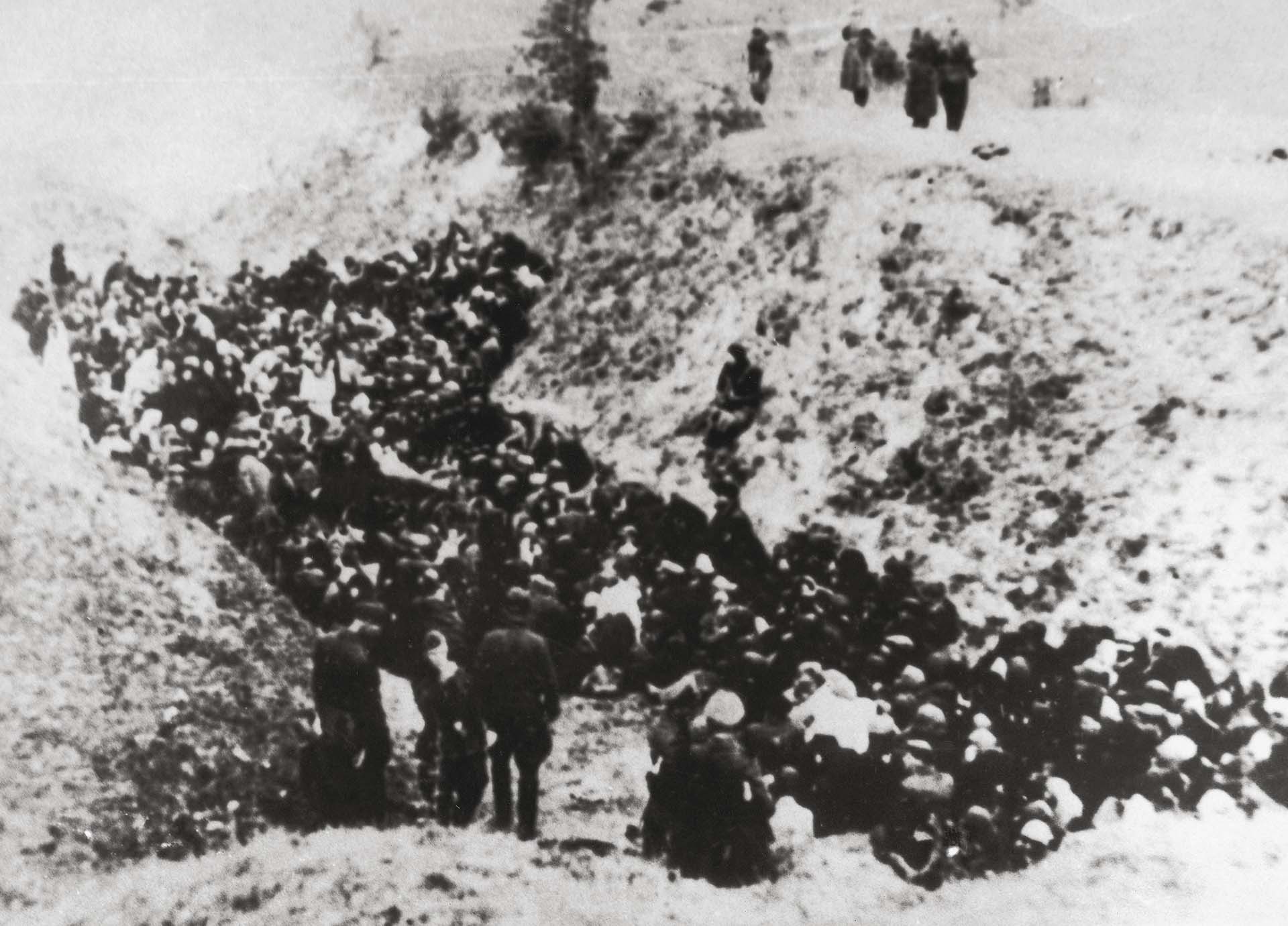 Los judíos polacos antes de la ejecución eran escoltados por soldados alemanes al lado de una zanja (Imagno/Getty Images) 