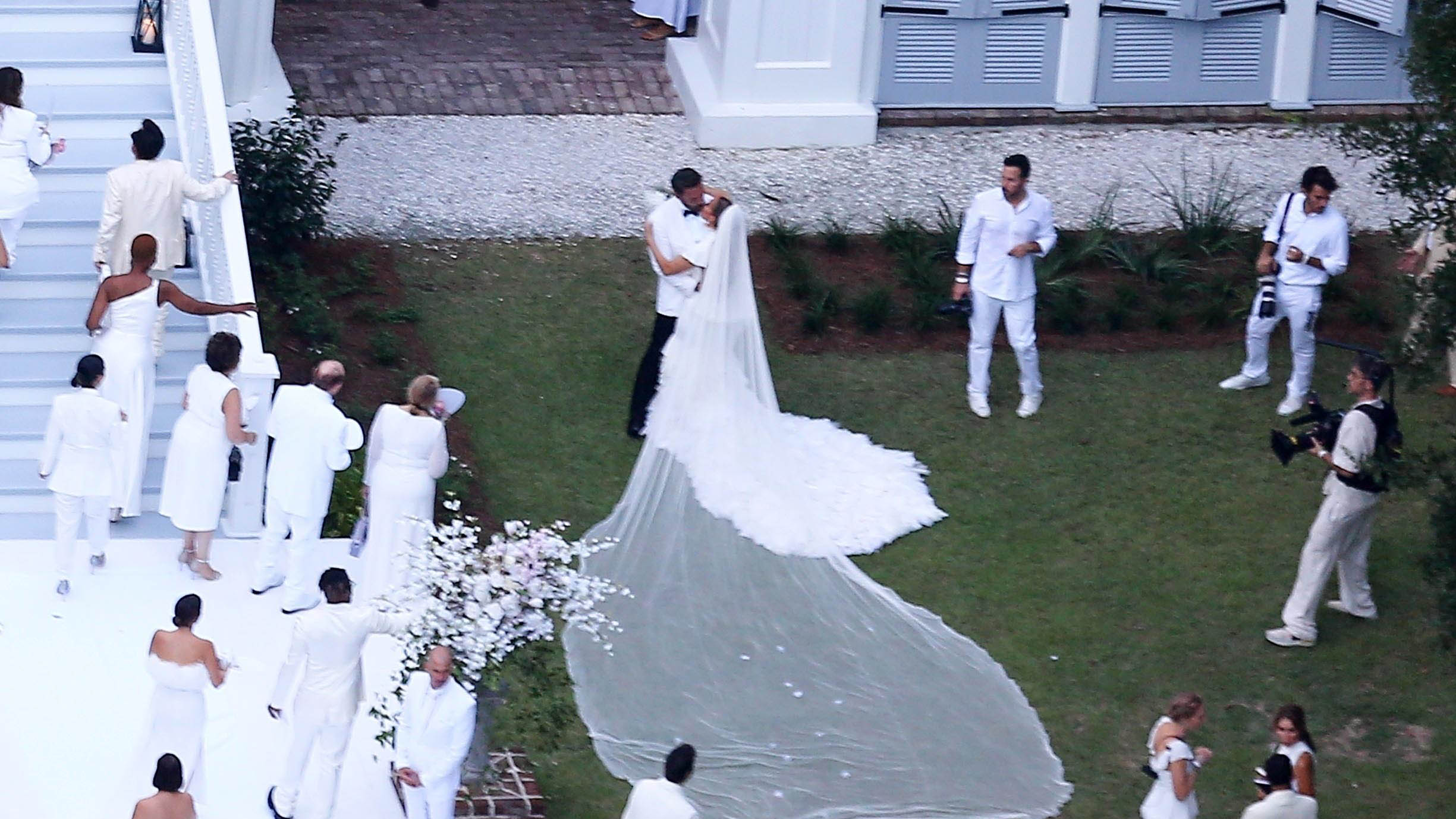 Jennifer Lopez se casó con Ben Affleck con un impresionante vestido de novia blanco (The Grosby Group)