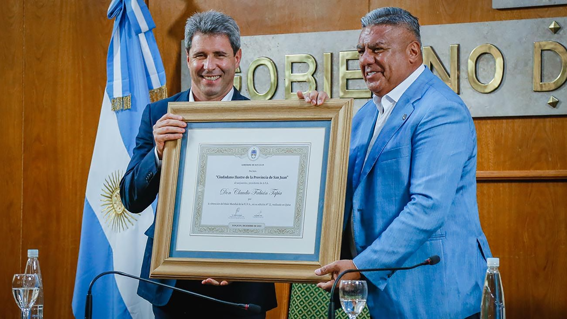 El gobernador de San Juan, Sergio Uñac, con el presidente de la Asociación del Fútbol Argentino, Claudio "Chiqui" Tapia