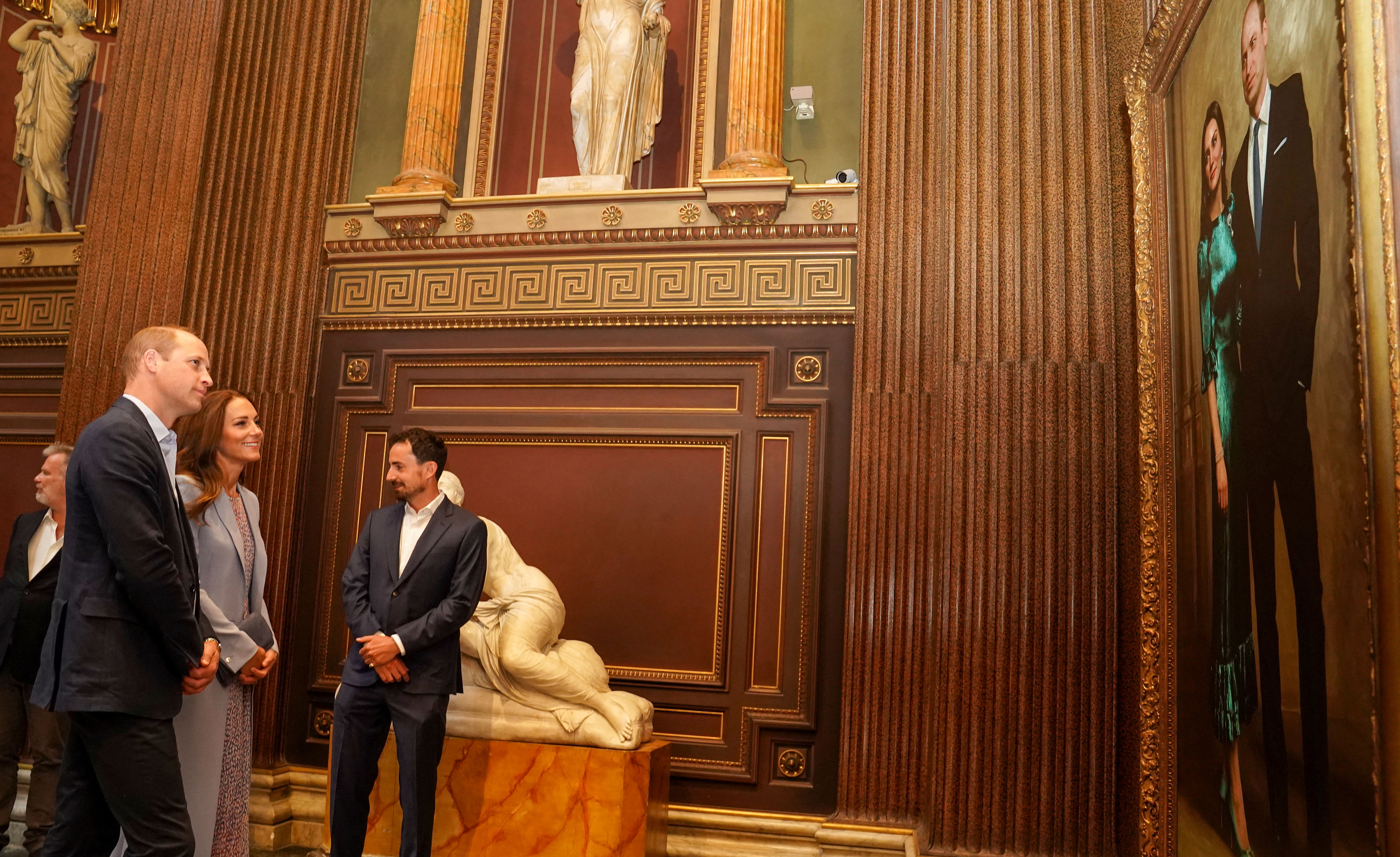El príncipe William y la duquesa de Cambridge miran su retrato pintado por el artista Jamie Coreth mientras visitan el Museo Fitzwilliam en Cambridge, Gran Bretaña, el 23 de junio de 2022 (Reuters)