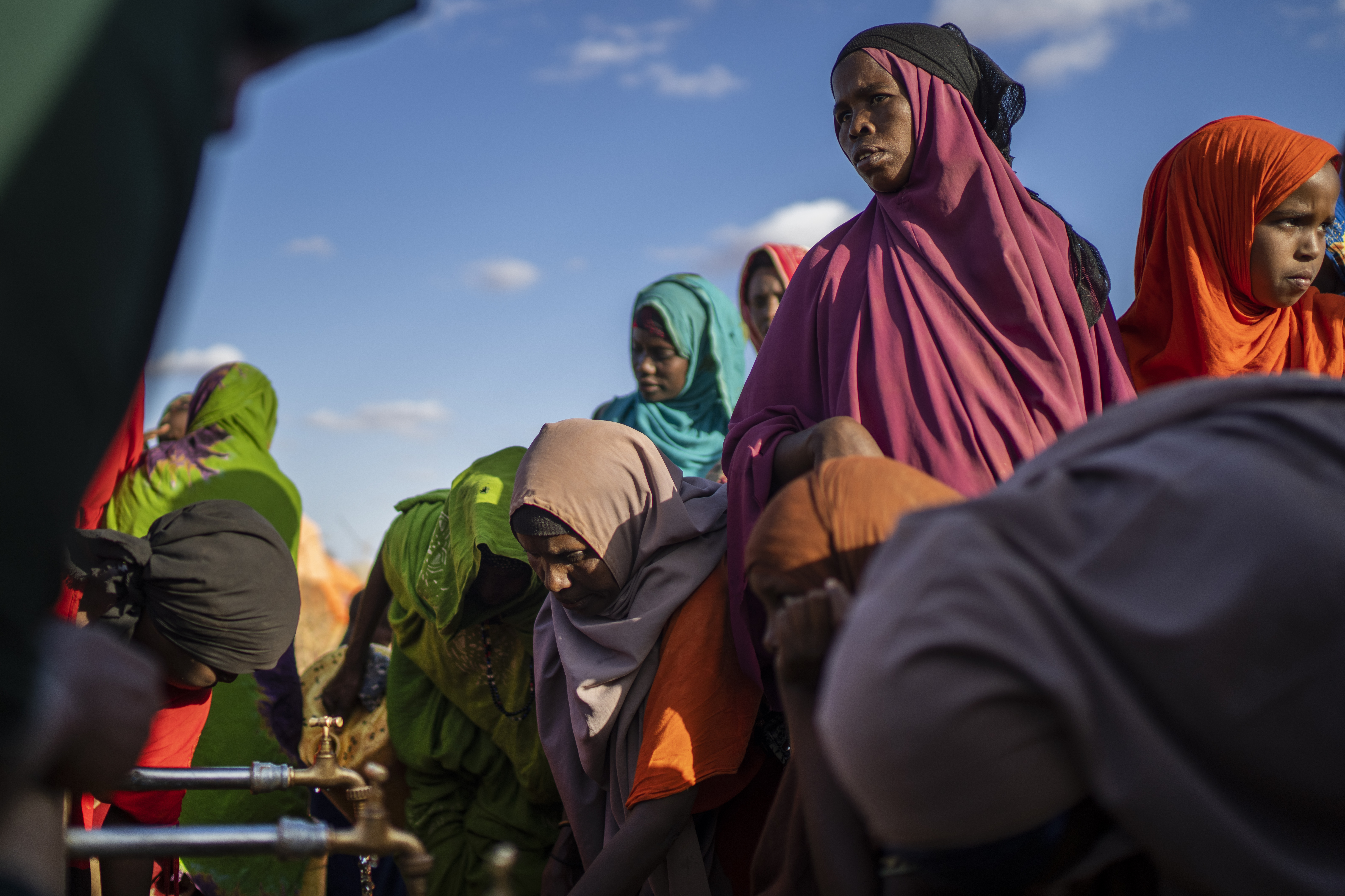 Muchos residentes del campamento, en su mayoría mujeres y niños, piden limosna a los vecinos o se van a dormir con hambre. (AP Foto/Jerome Delay)