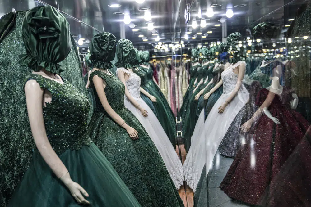 Algunos comerciantes de Kabul pudieron tapar las cabezas de sus maniquíes con telas más sofisticadas para atraer a los clientes sin dejar de cumplir con la normativa del régimen talibán (AP Photo/Ebrahim Noroozi)