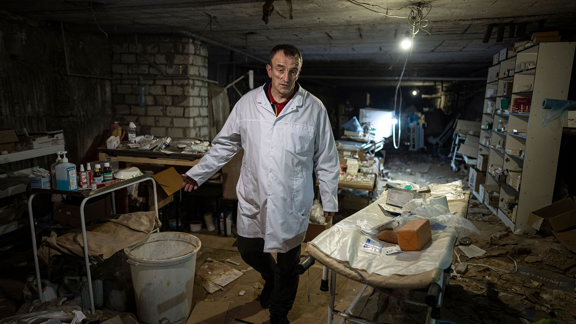 El Dr. Yurii Kuznetsov muestra el sótano de un hospital que se usó como departamento de cirugía durante los intensos bombardeos y la ocupación de las tropas rusas en Izium, Ucrania (Foto AP/Evgeniy Maloletka)
