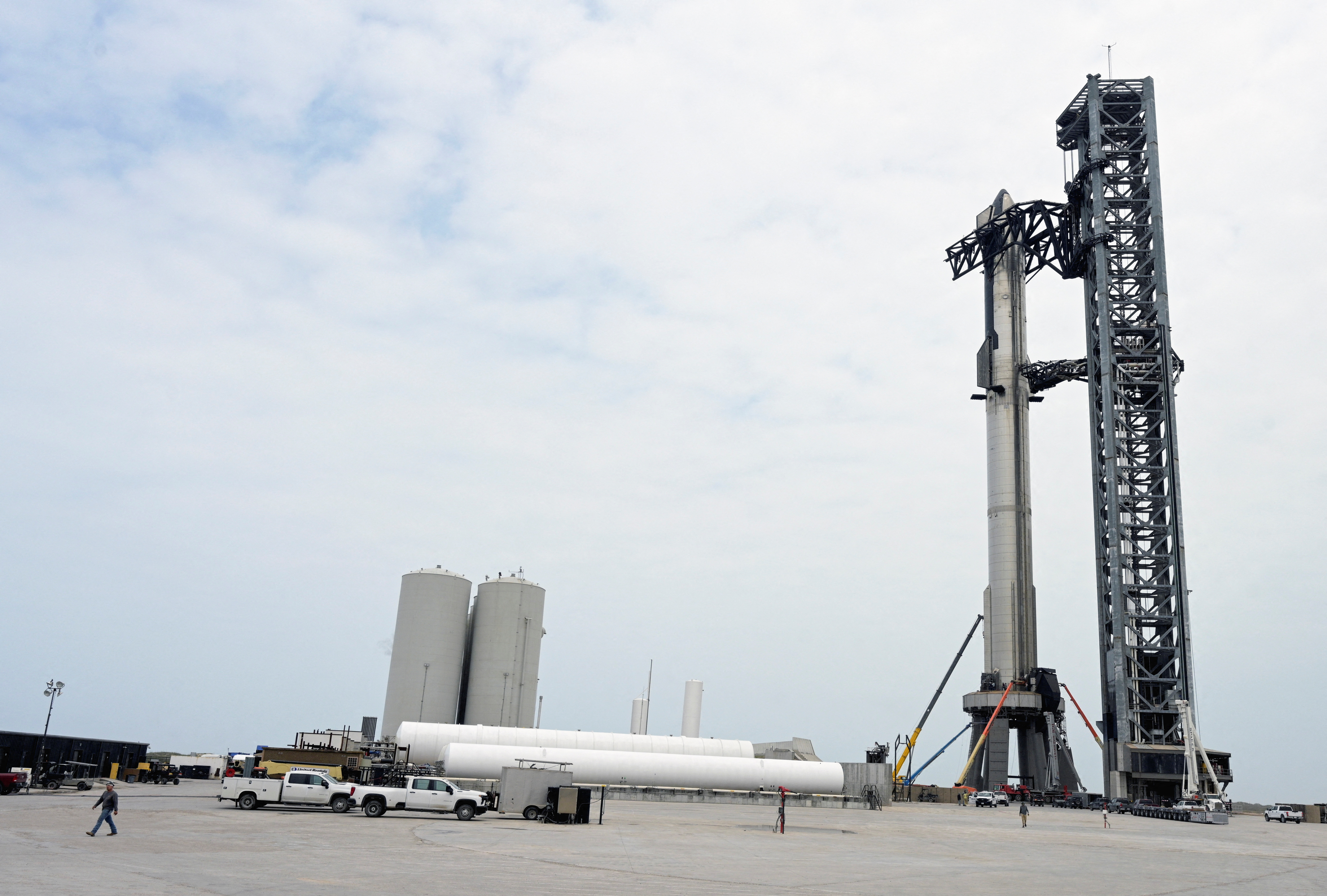 Las tripulaciones se preparan para el lanzamiento de SpaceX Starship, cerca de Brownsville, Texas, EE. UU., 19 de abril de 2023. REUTERS/Steve Nesius