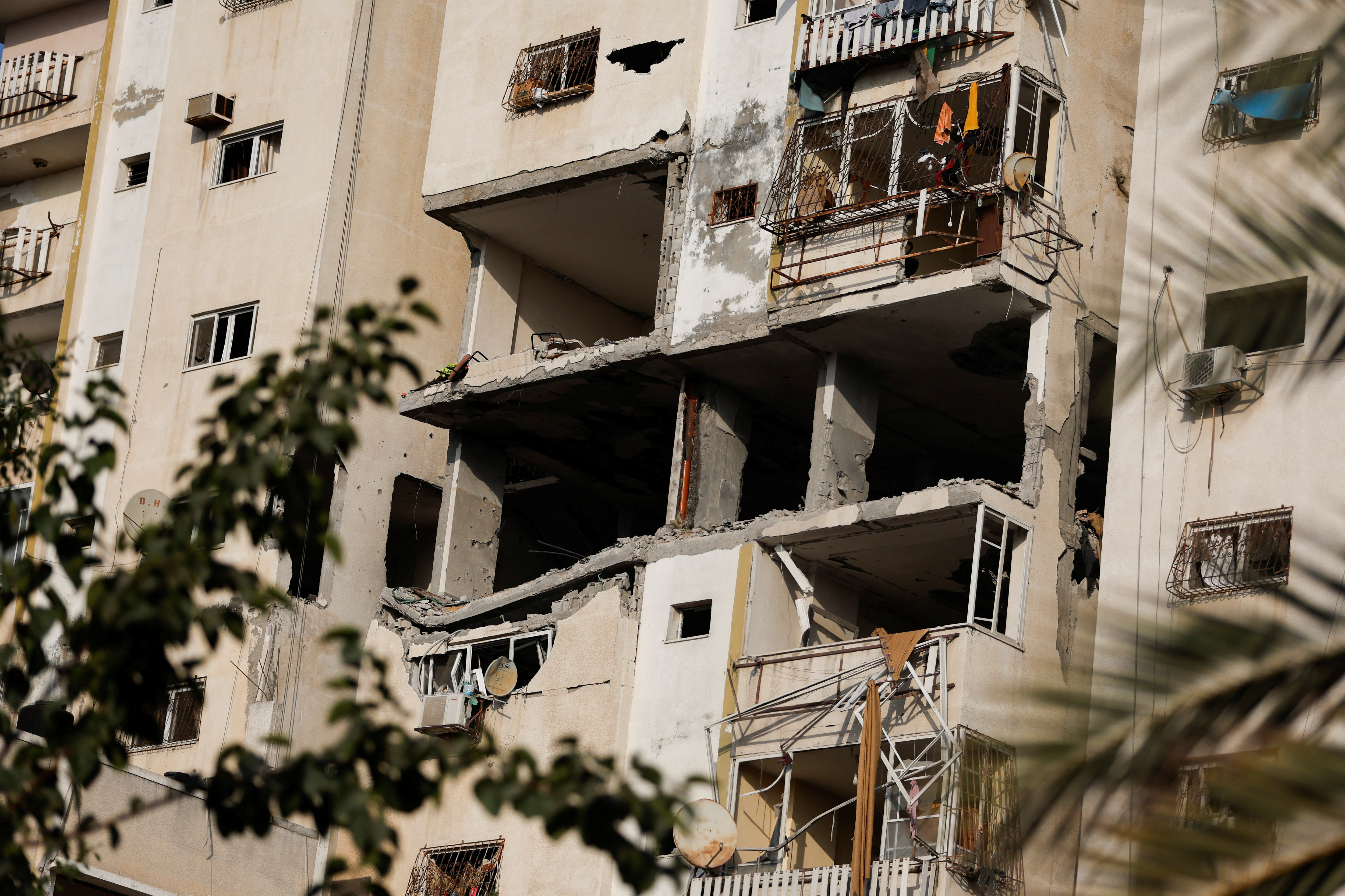 Vista general de un edificio dañado donde Tayseer al-Jaabari, un alto comandante de la Jihad Islámica, fue abatido durante los ataques israelíes en la ciudad de Gaza el 5 de agosto de 2022 (REUTERS/Ibraheem Abu Mustafa)
