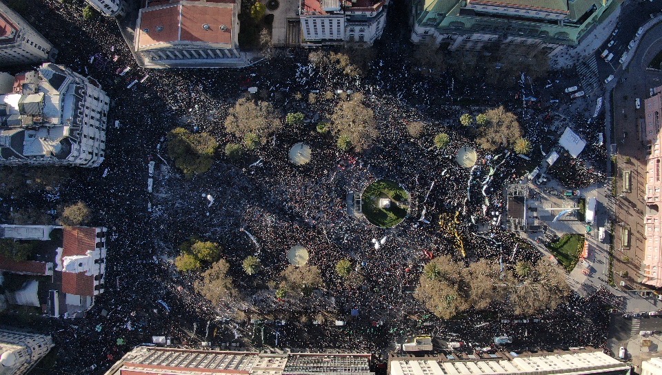 Masiva marcha de manifestantes en Plaza de Mayo para repudiar el atentado que sufrió Cristina Kirchner (Lihueel Althabe)