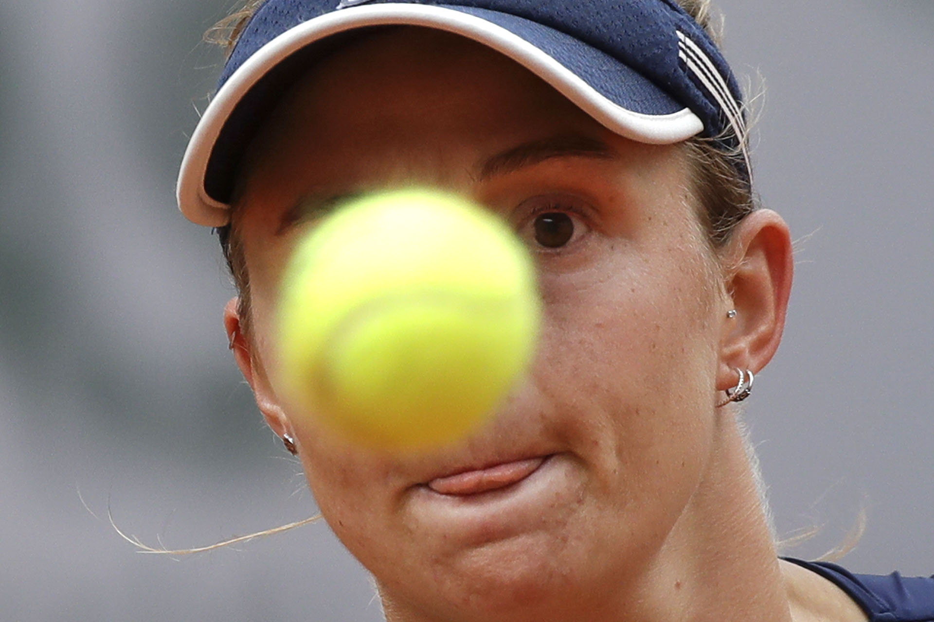 Ojos en la pelota para la argentina Podoroska (AP Photo/Alessandra Tarantino)