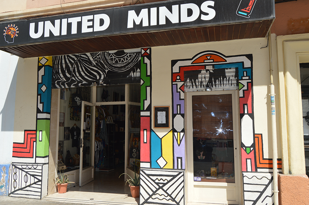 La fachada de United Minds, realizada por el propio Ken Province, es un homenaje a las pinturas de la cultura Ndebele de Sudáfrica. Imagen tomada de: porfinenafrica.com