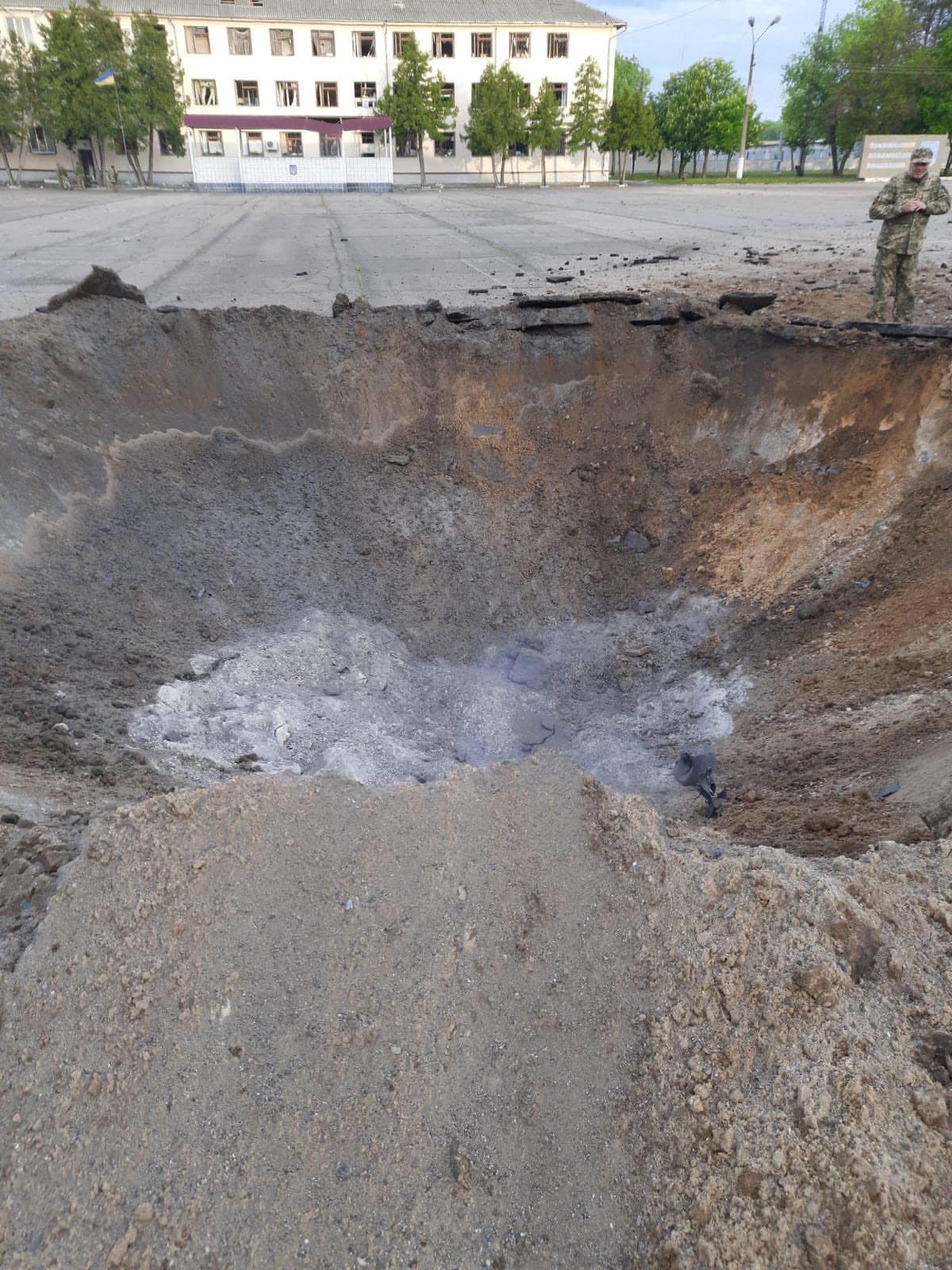 El cráter provocado por un bombardeo ruso en Desna, cerca de Chernihiv (Operation Command North via REUTERS)