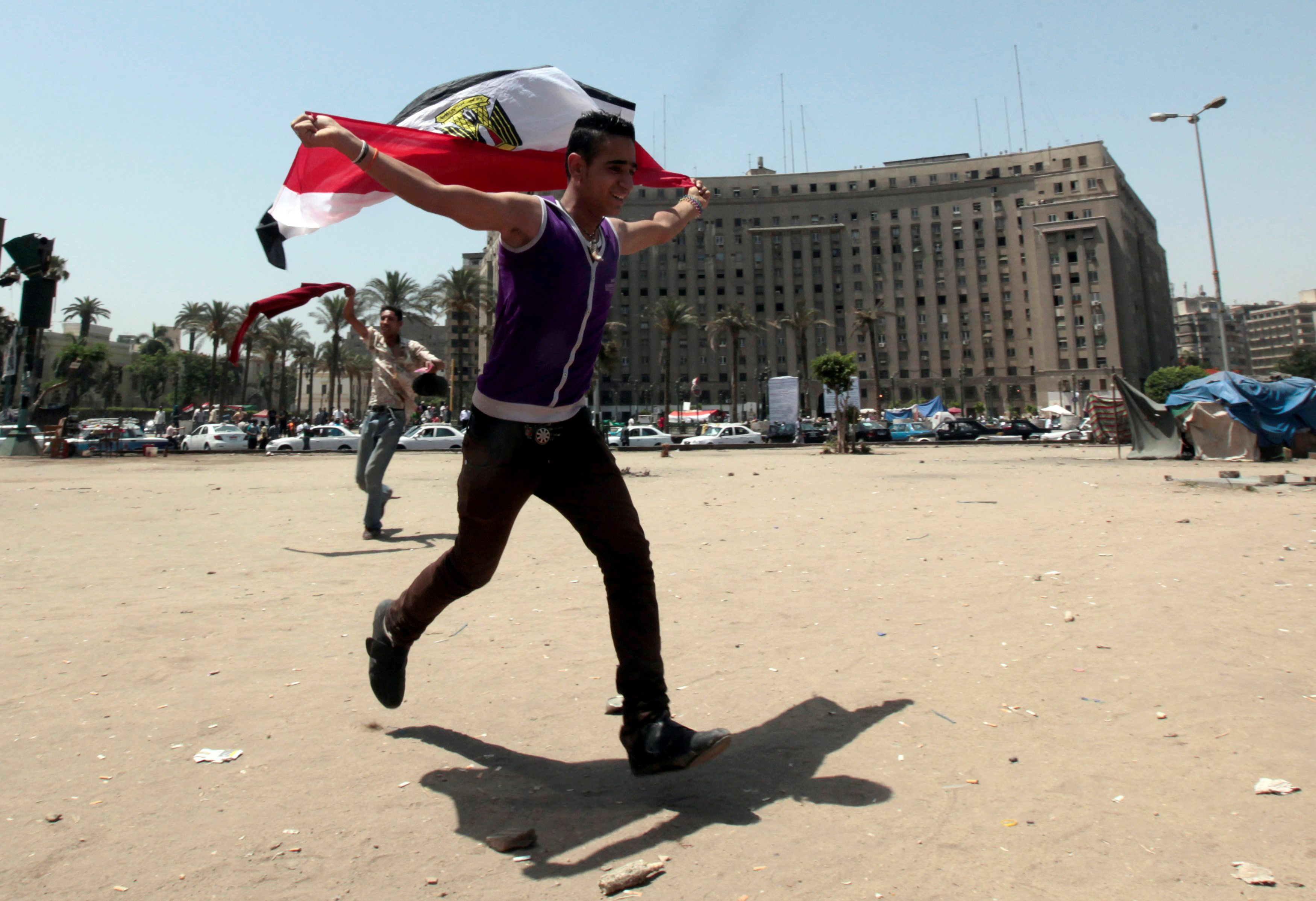 Un hombre celebra después de que un tribunal condenara al depuesto presidente egipcio Hosni Mubarak a cadena perpetua en la plaza Tahrir de El Cairo el 2 de junio de 2012 (REUTERS/Mohamed Abd El Ghany)