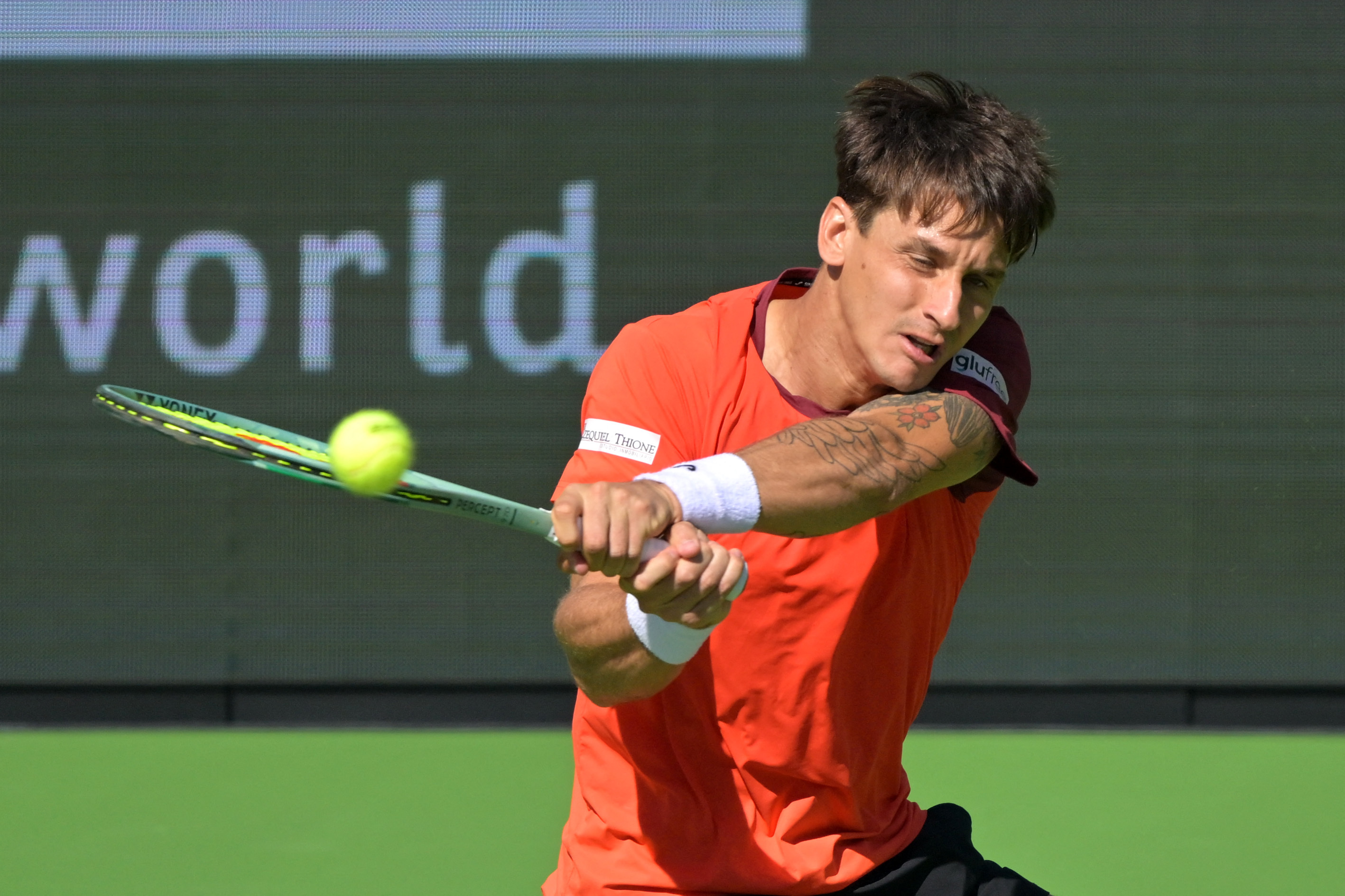 Camilo Ugo Carabelli baj&oacute; a un ex Top 10 con una gran actuaci&oacute;n y avanz&oacute; a cuartos de final en Hamburgo