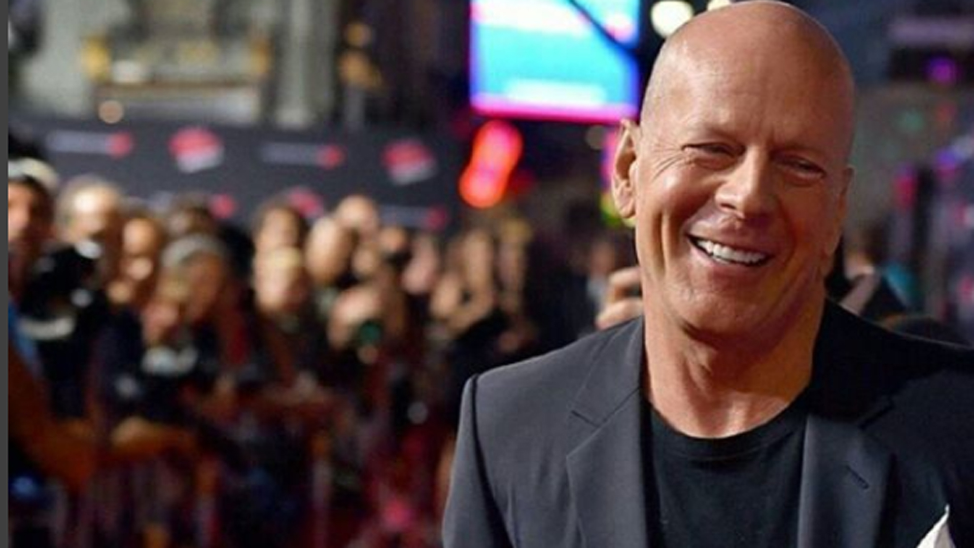 El popular actor y héroe de múltiples películas de acción Bruce Willis, de 67 años, se retiró de la actuación luego de ser diagnosticado con afasia, una enfermedad cognitiva que deriva en la pérdida de capacidad para expresarse y que afecta a la capacidad de comprensión

