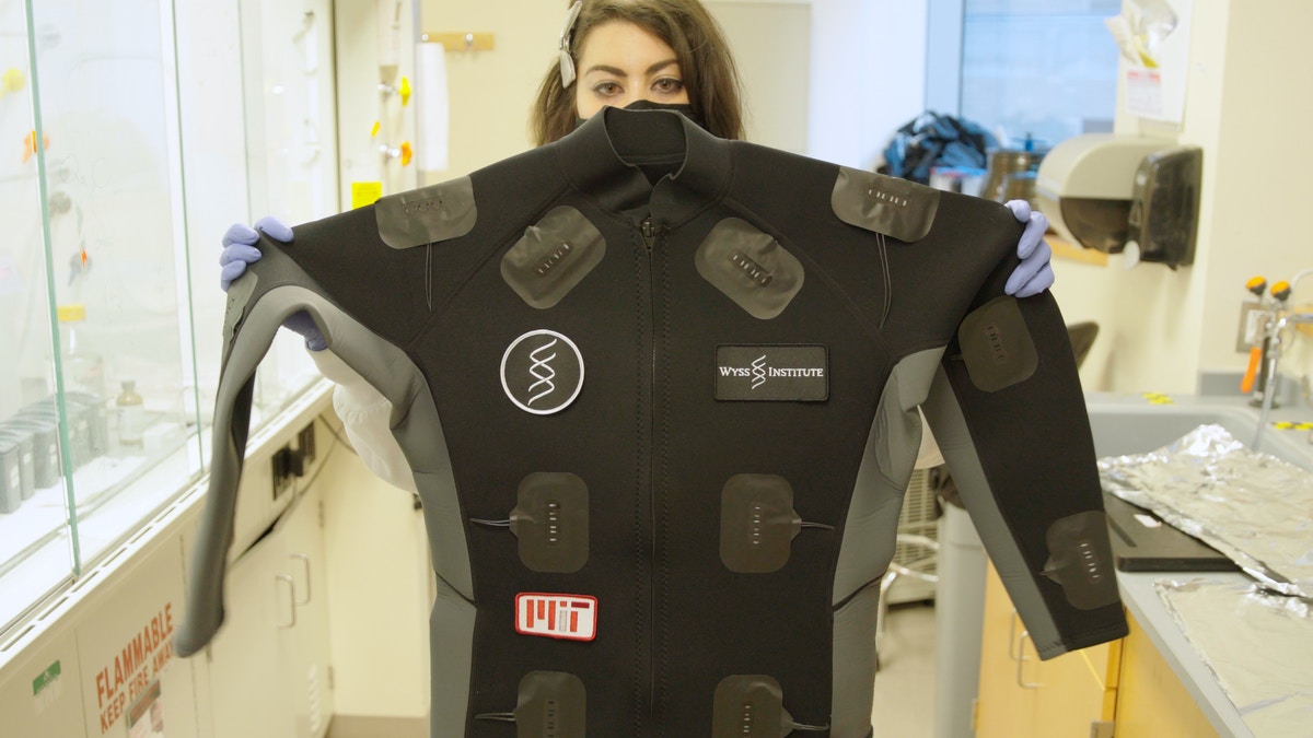 Estos biosensores portátiles y flexibles se pueden integrar en la tela para crear ropa que pueda detectar patógenos y toxinas ambientales y alertar al usuario a través de una aplicación de teléfono inteligente complementaria. Crédito: Instituto Wyss de la Universidad de Harvard
