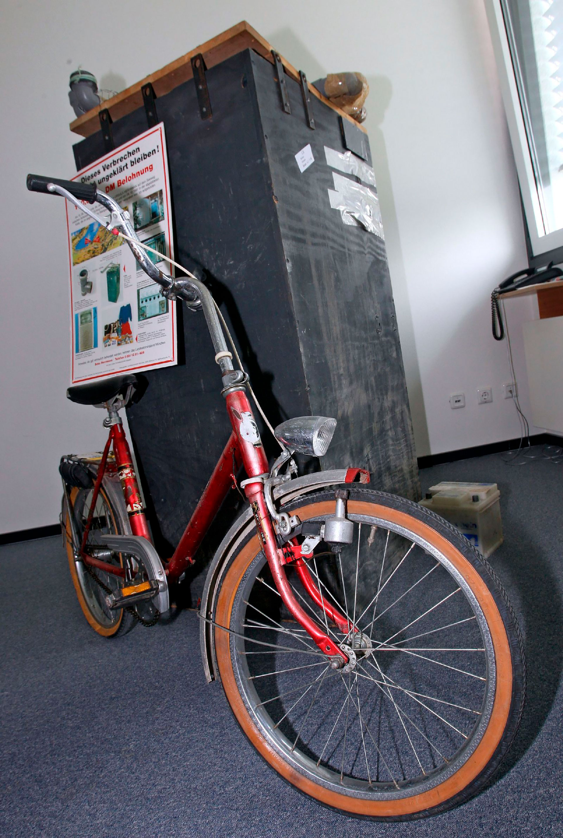 La bicicleta roja y la caja en la que fue enterrada viva, fueron las evidencias que quedaron del caso  (AP Photo/Christof Stache)
