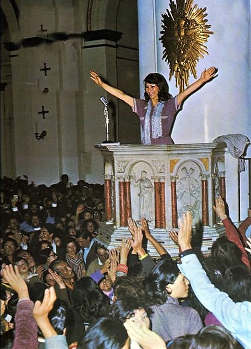 Imagen de Regina 11 en la Catedral Primada de Bogotá, donde cientos de sus seguidores se aglomeraron para poder verla. Foto: Archivo particular