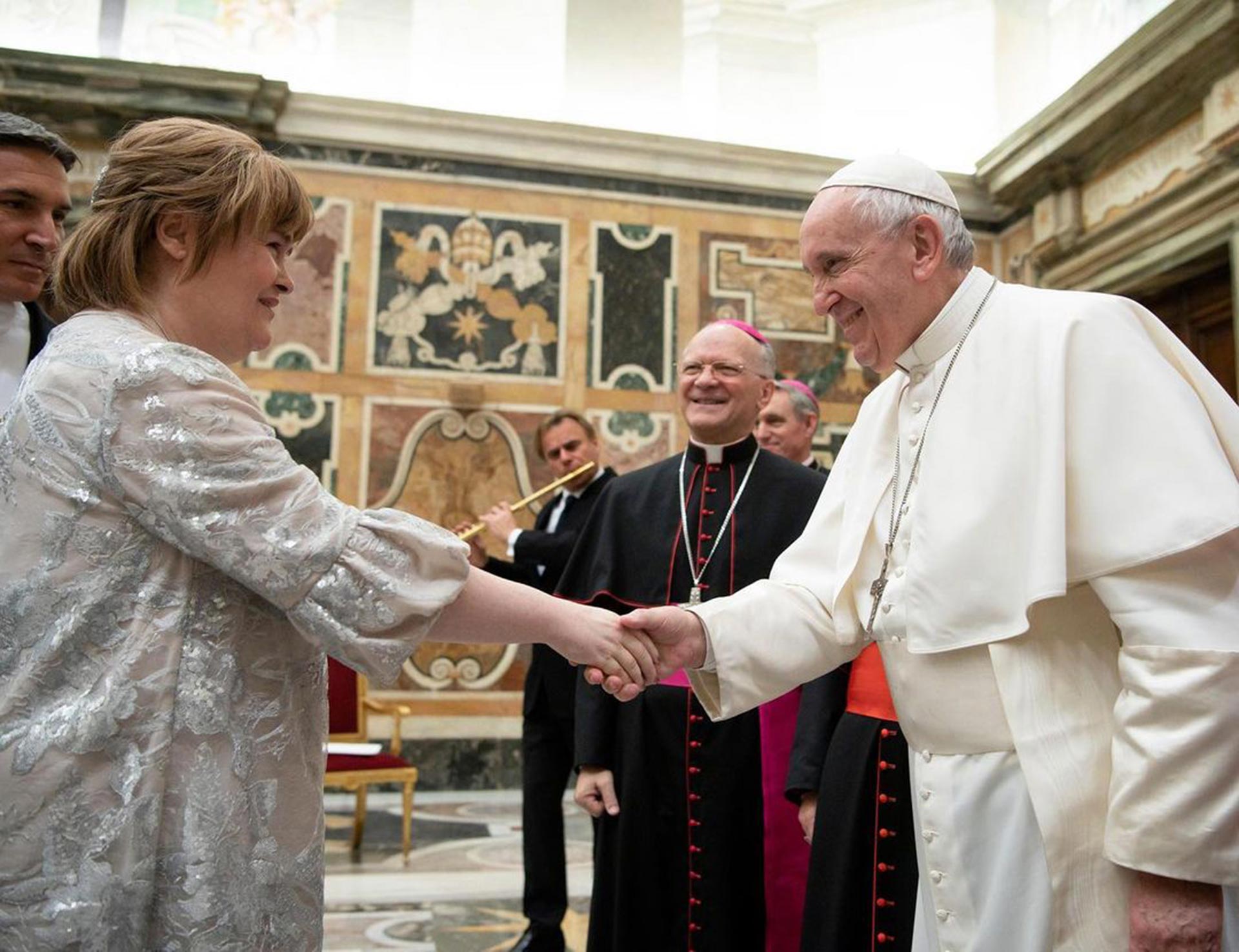 Susan Boyle con el Papa Francisco. Cantó también ante Barack Obama, la reina Isabel y varios líderes mundiales más. También participó en la ceremonia inaugural de los Juegos Olímpicos de Tokio 2020 @susanboylemusic