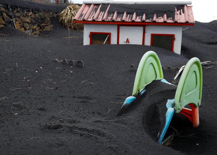 Imagen de una casa y un jardín cubiertos de ceniza del volcán Cumbre Vieja en el vecindario de Las Manchas, La Palma, Islas Canarias, España (REUTERS/Borja Suárez)