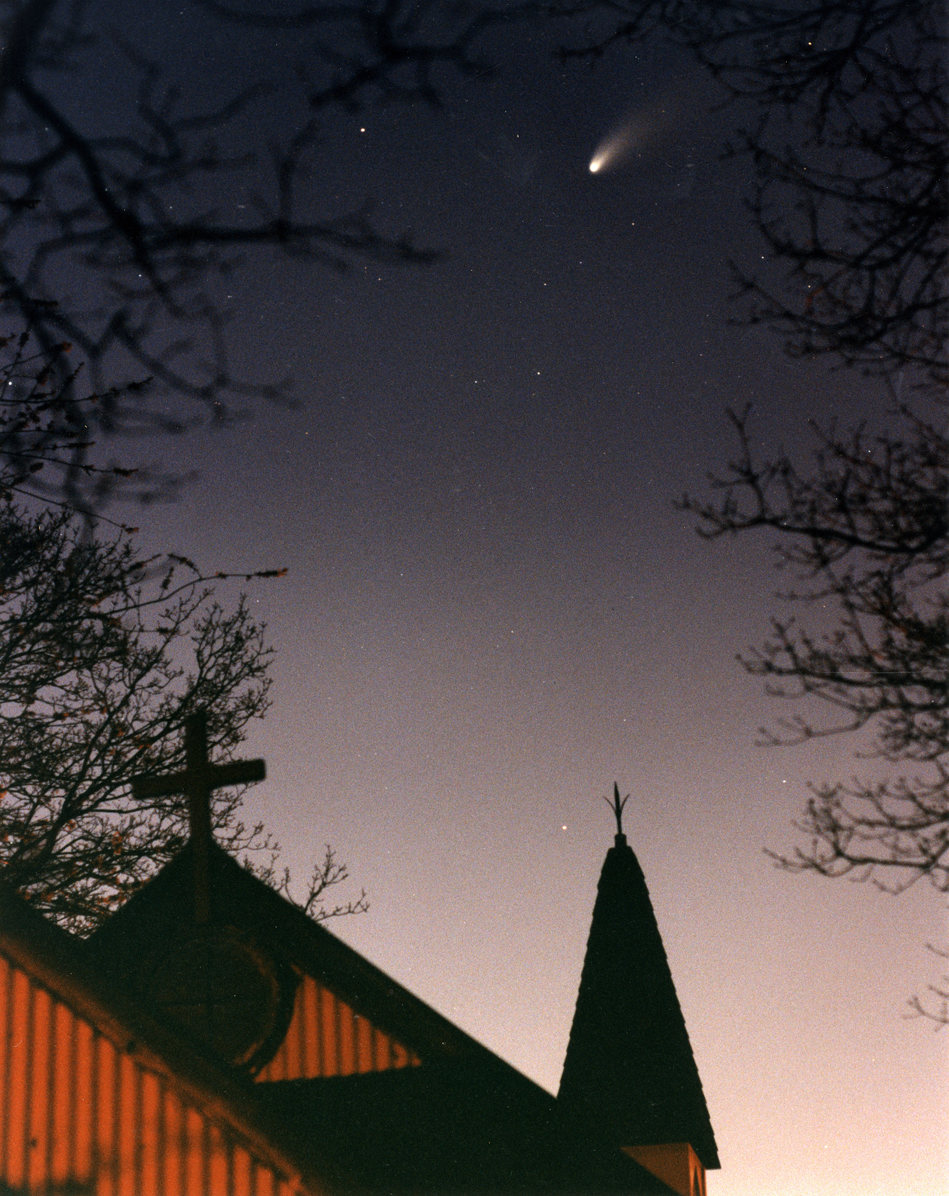 Una imagen captada del brillante cometa Hale-Bopp, en su paso en 1997. (Photo by Michael Ward/Getty Images)