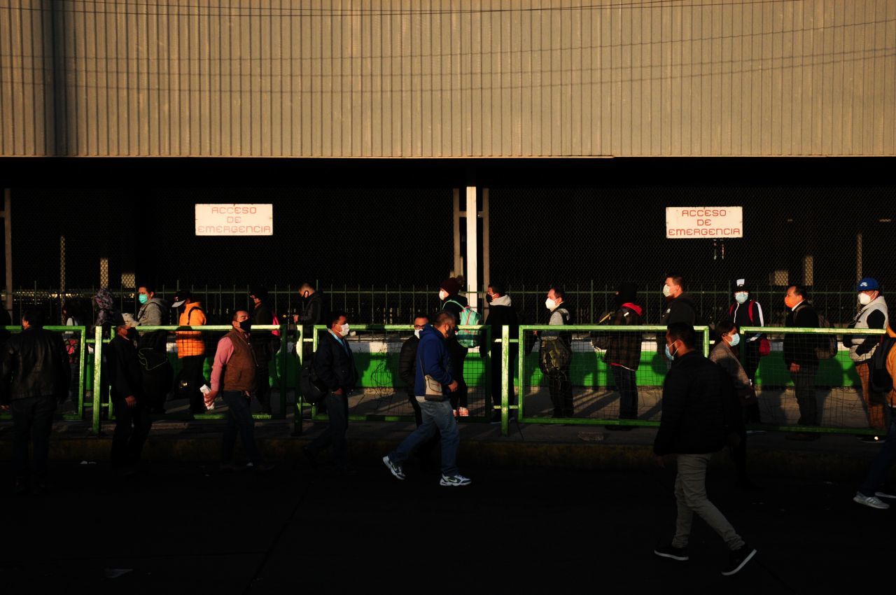 11 de enero de 2021. Ciudad de México. Decenas de personas se concentraron afuera de la estación Pantitlán de la Línea 5 y 1 del STC Metro para abordar los autobuses que fueron empleados como apoyo para este transporte público debido al incendio que sufrió la oficina central que mantiene a las Líneas 1,2,3,4,5 y 6 sin funcionar, lo que provocó un caos para las personas que buscaban llegar a sus destinos durante este semana de inicio de labores.