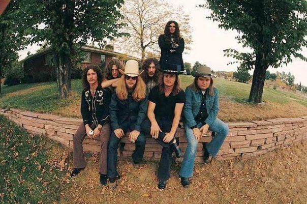 La formación de Lynyrd Skynyrd en 1973: Billy Powell, Allen Collins, Leon Wiilkeson, Bob Burns, Ronnie Van Zant, Gary Rossington y Ed King