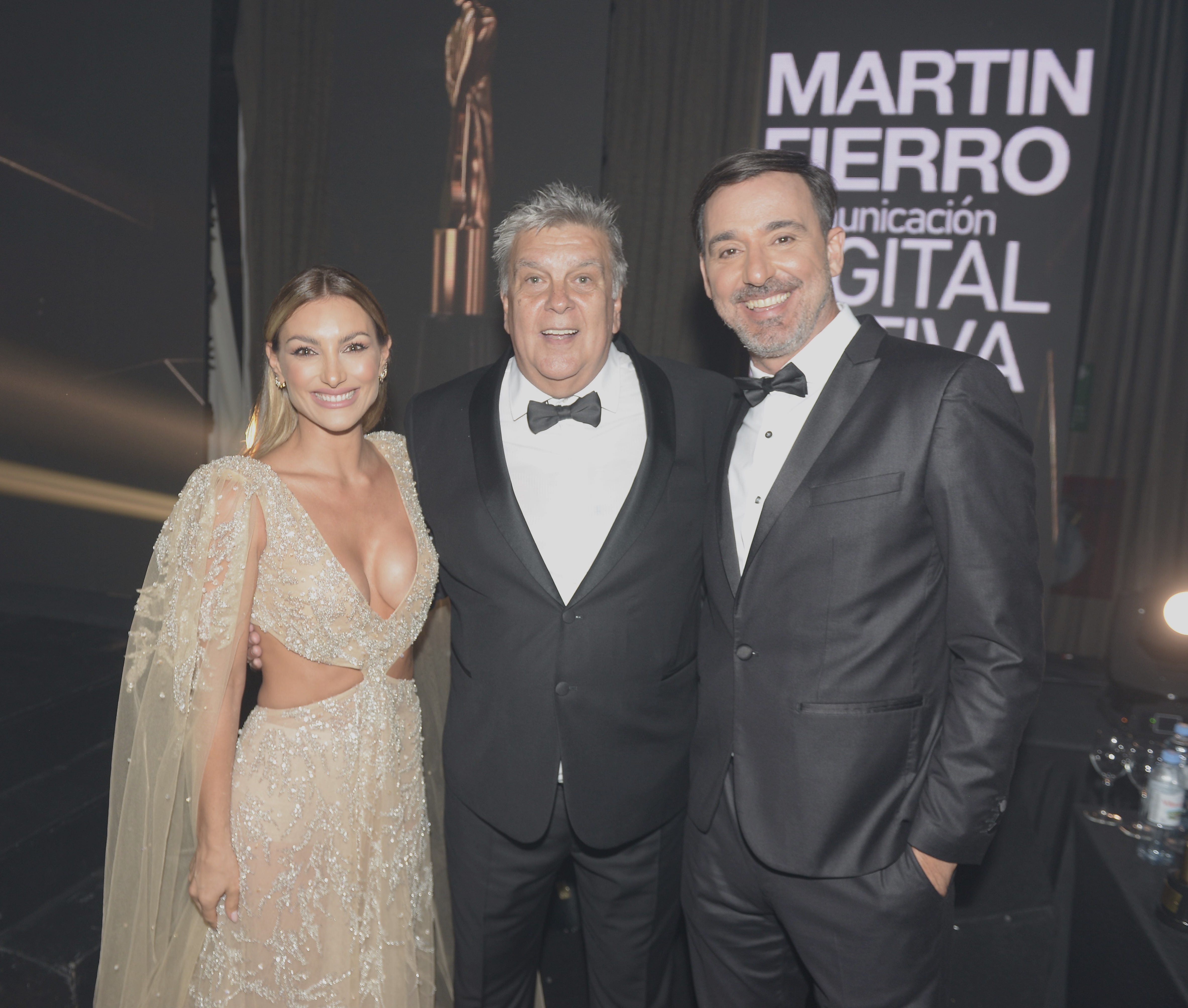 Sofía Macaggi y Pepe Vasco, presentadores de los Premios Martín Fierro Digital Nativo junto a Luis Ventura (Foto: Christian Heit)