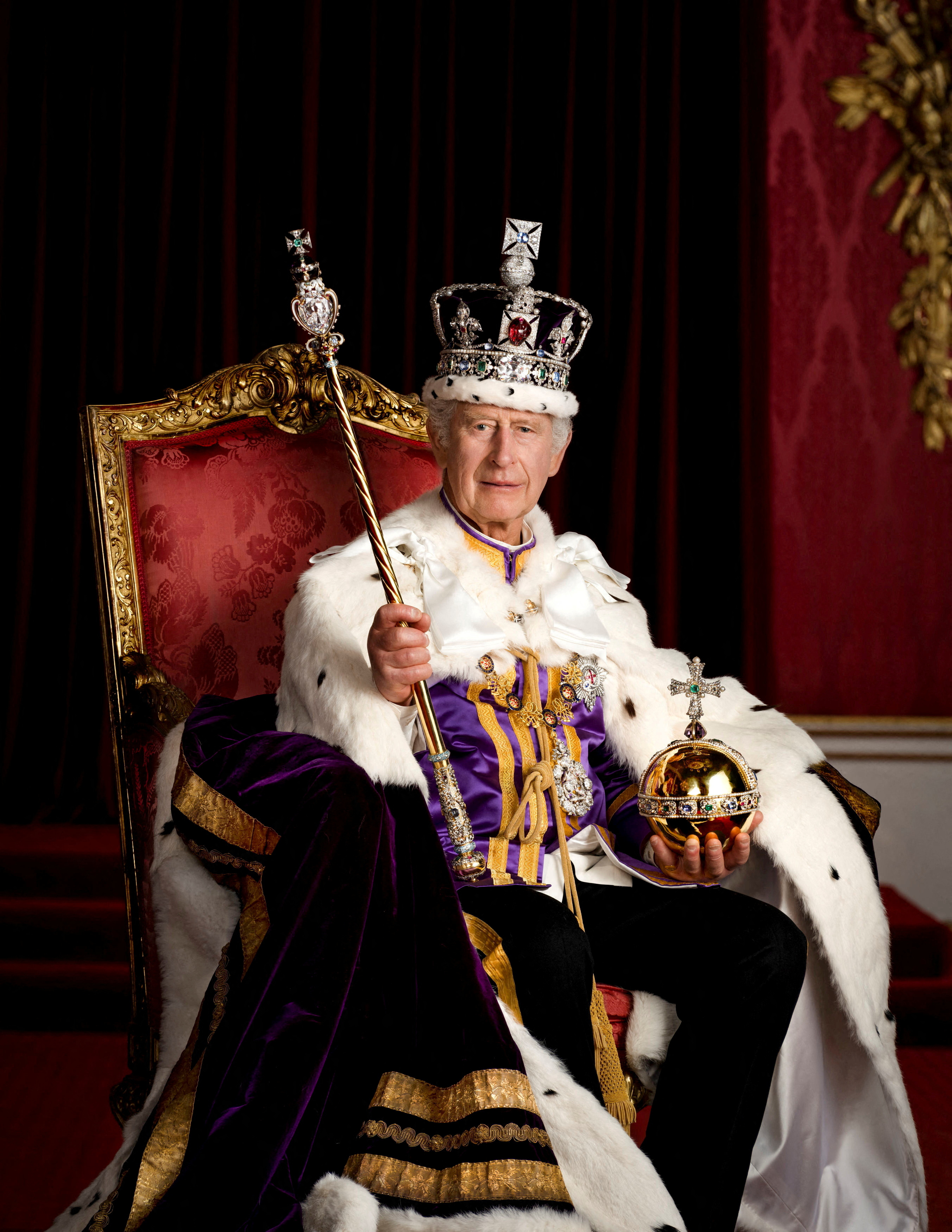 El rey Carlos de Gran Bretaña se representa con todas sus insignias en el Salón del Trono en el Palacio de Buckingham, Londres. El Rey viste la Túnica de Estado, la Corona del Estado Imperial y sostiene el Orbe del Soberano y el Cetro del Soberano con la Cruz. Está sentado en uno de los dos tronos de 1902 que se hicieron para el futuro rey Jorge V y la reina María para su uso en la coronación del rey Eduardo VII. Estas sillas del trono también se usaron en el fondo de la coronación de 1937 del rey Jorge VI y la reina Isabel, y por el rey Carlos III y la reina Camila en Westminster Hall para recibir discursos de los presidentes de ambas cámaras del parlamento el año pasado. Imagen disponible: 8 de mayo de 2023. Hugo Burnand/Casa Real 2023/Folleto vía REUTERS
