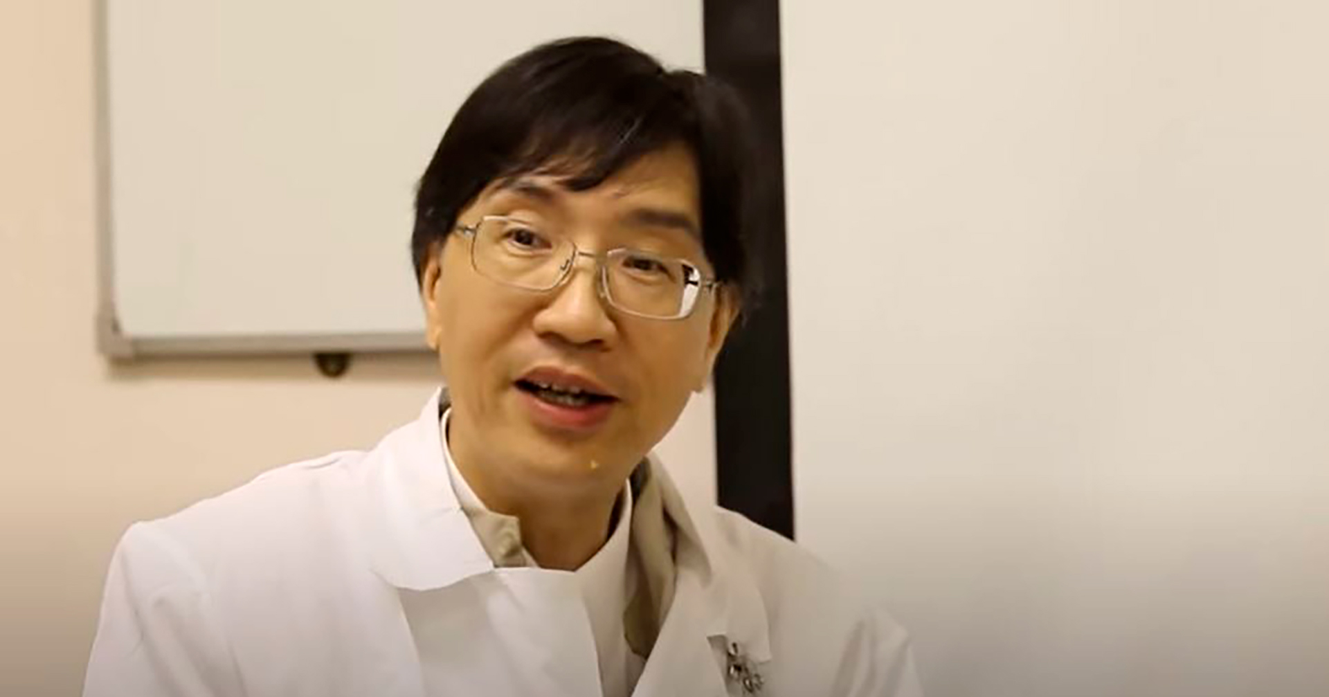 El microbiólogo Yuen Kwok-yung (Captura de video)