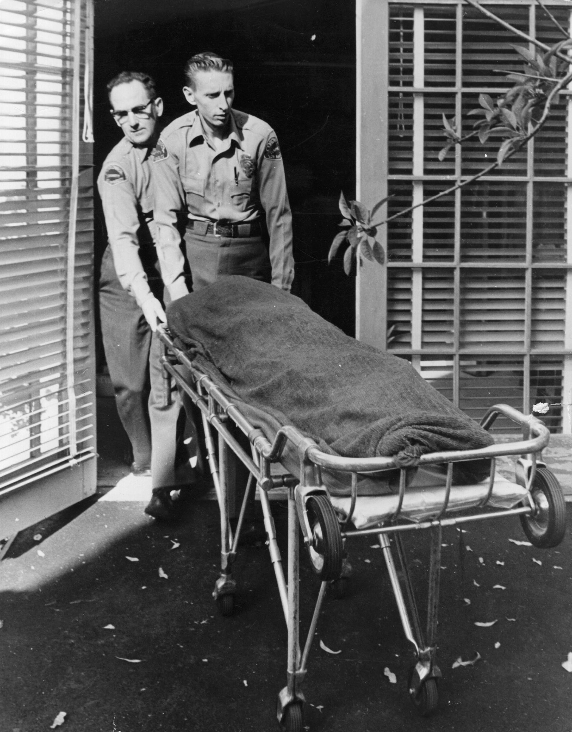 Enfermeros retiran el cuerpo de Marilyn Monroe de su casa de Los Ángeles el 5 de agosto de 1962, apenas dos semanas después de cantar el Feliz Cumpleaños para Kannedy (Getty Images)