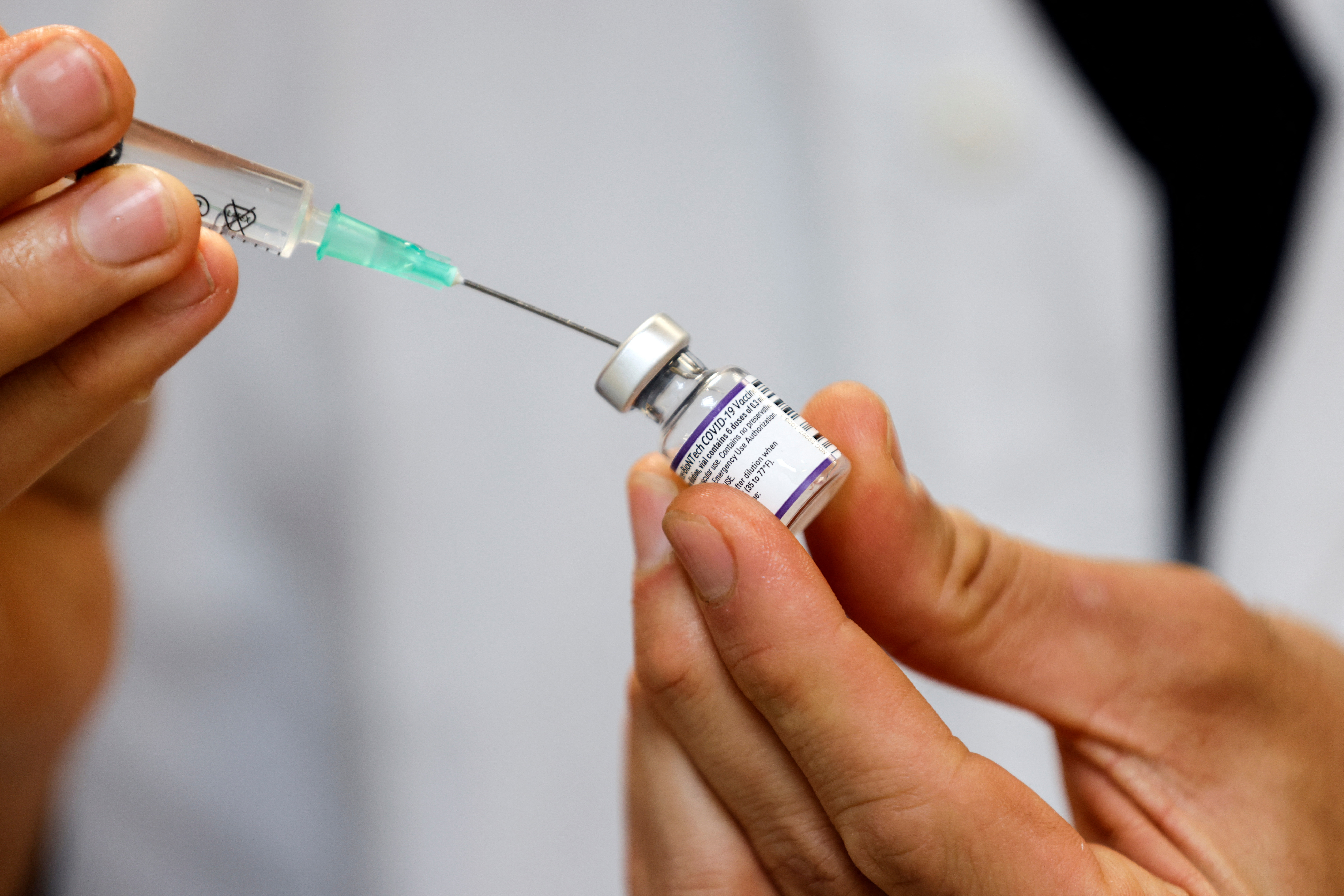 La cuarta dosis de la vacuna quintuplica los anticuerpos, según un estudio israelí (REUTERS/Amir Cohen)