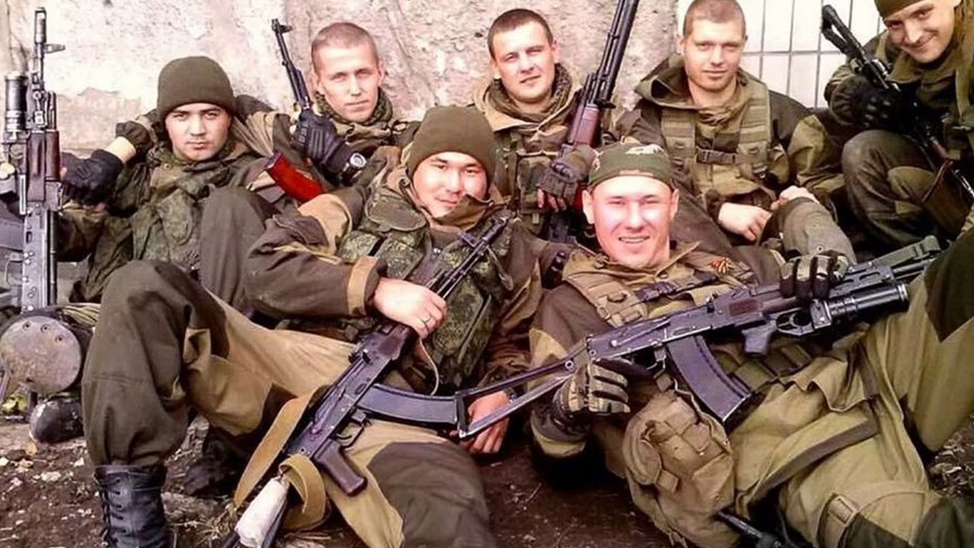 Mercenarios del grupo Wagner durante un alto en su avanzada sobre territorio Ucraniano (AFP)